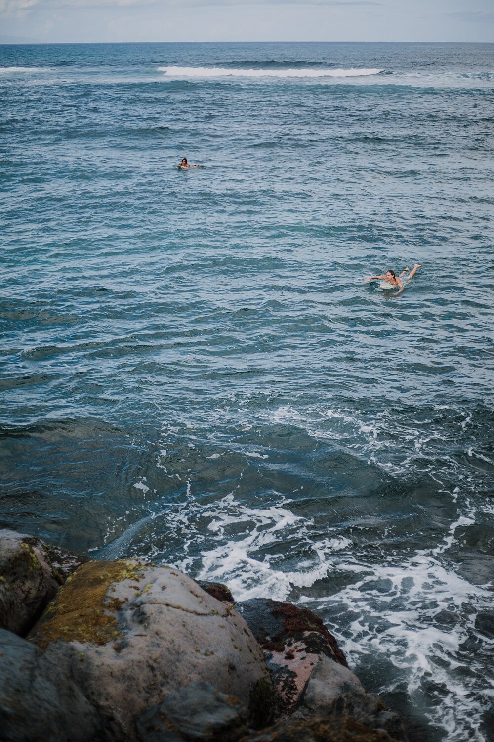 surfers at ho'okipa beach, surfing ho'okipa beach, ho'okipa beach near paia, maui hawaii photographer, maui hawaii surfing, maui hawaii engagements