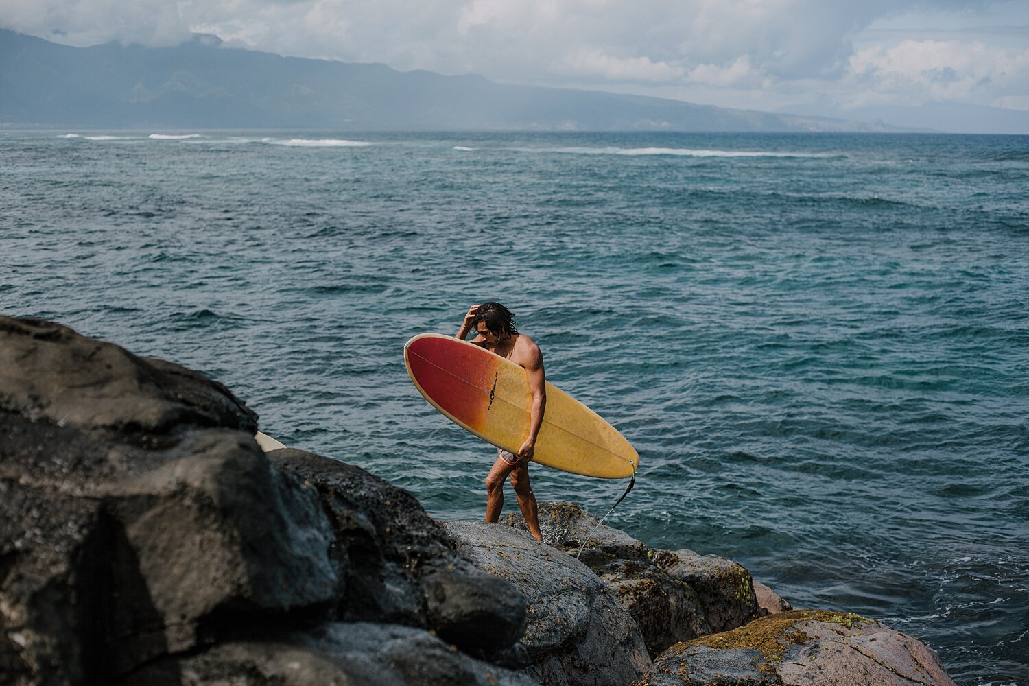 surfers at ho'okipa beach, surfing ho'okipa beach, ho'okipa beach near paia, maui hawaii photographer, maui hawaii surfing, maui hawaii engagements