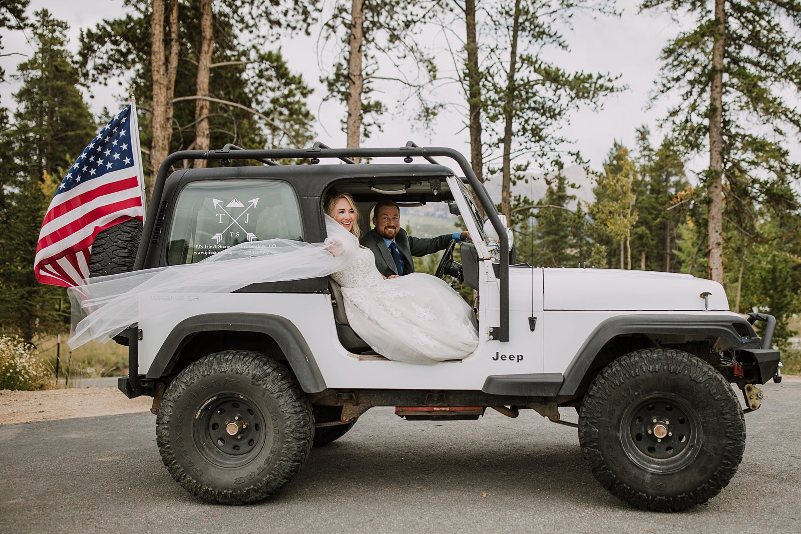 bride's veil blowing out of jeep, colorado jeep wedding, off roading wedding day, breckenridge jeep wedding, colorado conservative, breckenridge overlook wedding, st. johns pass jeep trail 