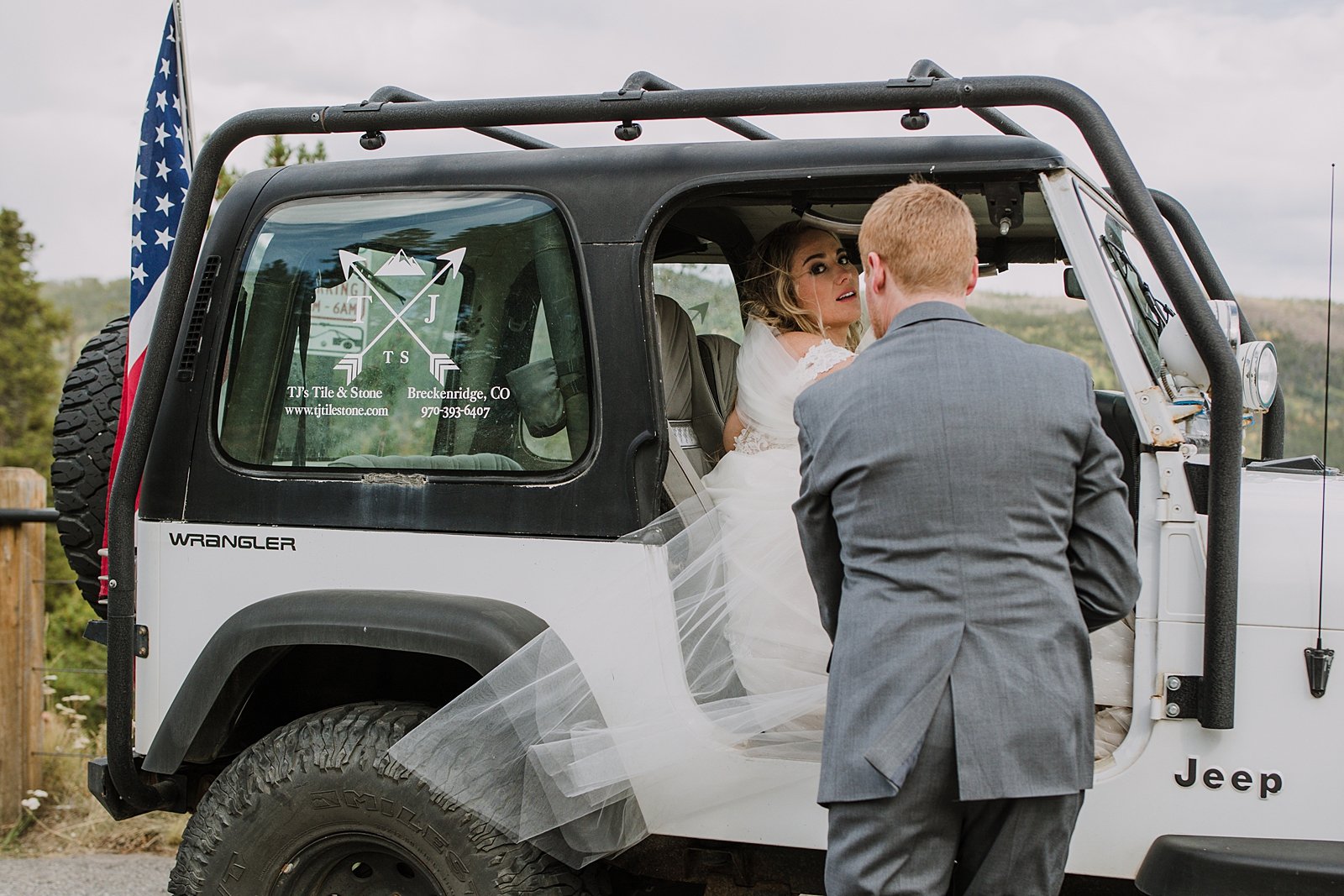 bride and groom kigroom helping bride get into jeep, wedding dress in a jeep, colorado jeep wedding, breckenridge jeep wedding, breckenridge overlook, drive baldy mountain colorado jeep trail 