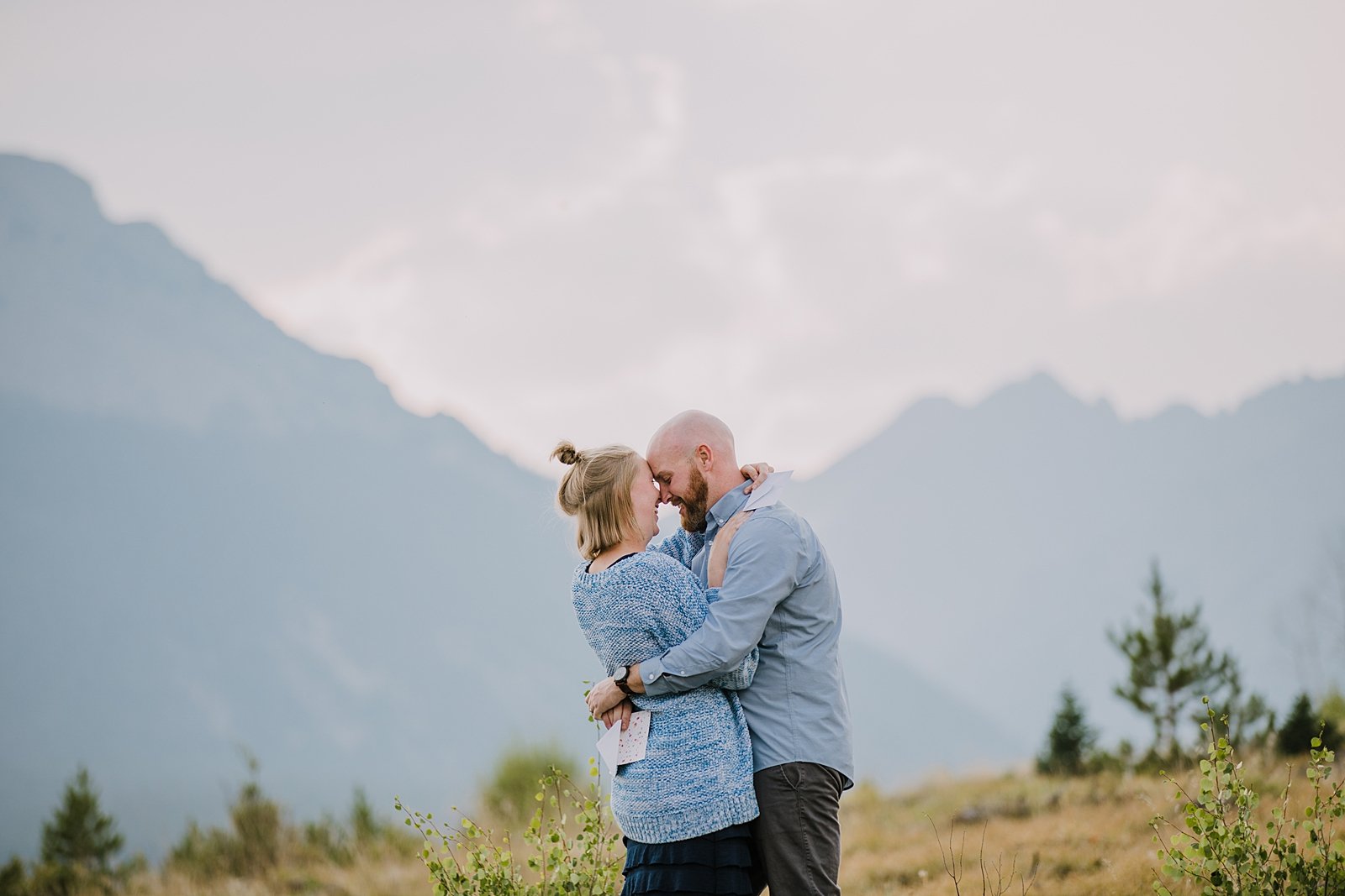 couple kissing after reading letters, postponed wedding ideas, sunset over the gore range, dillon reservoir elopement, silverthorne colorado hiking, silverthorne colorado engagement