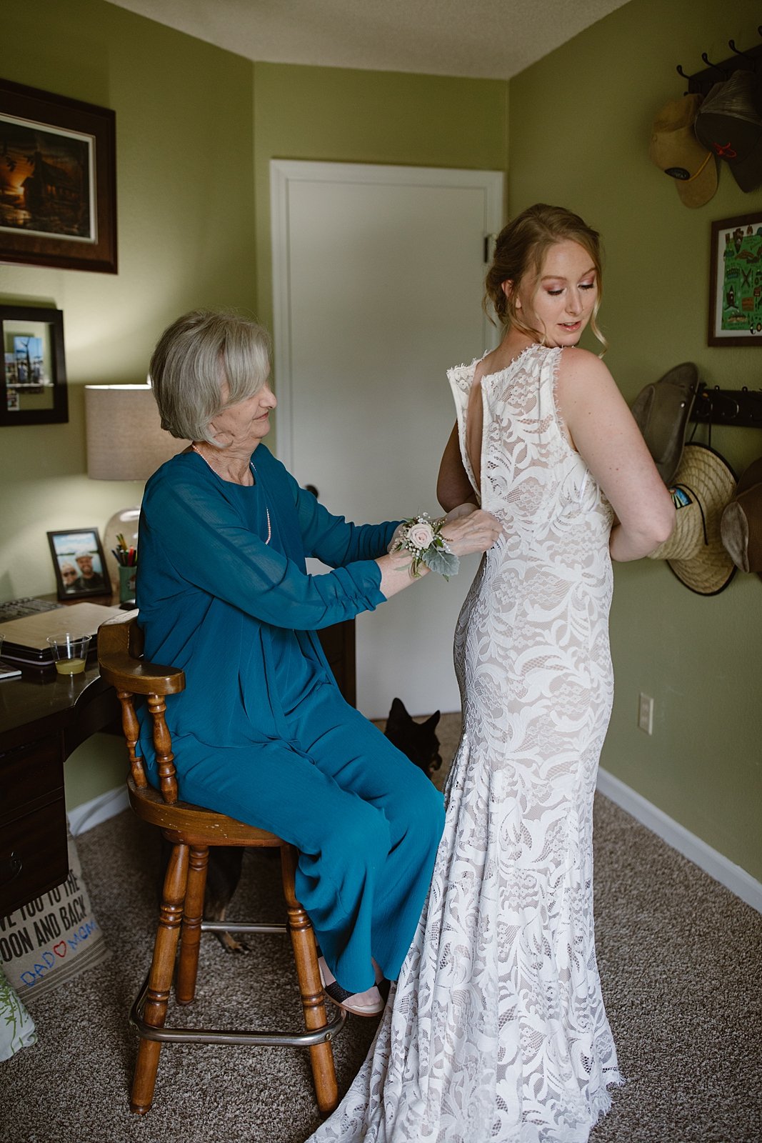 mother of bride zipping wedding dress, bride and her mom getting ready, wedding details, mother of the bride wedding attire, silverthorne colorado wedding, silverthorne colorado wedding photographer