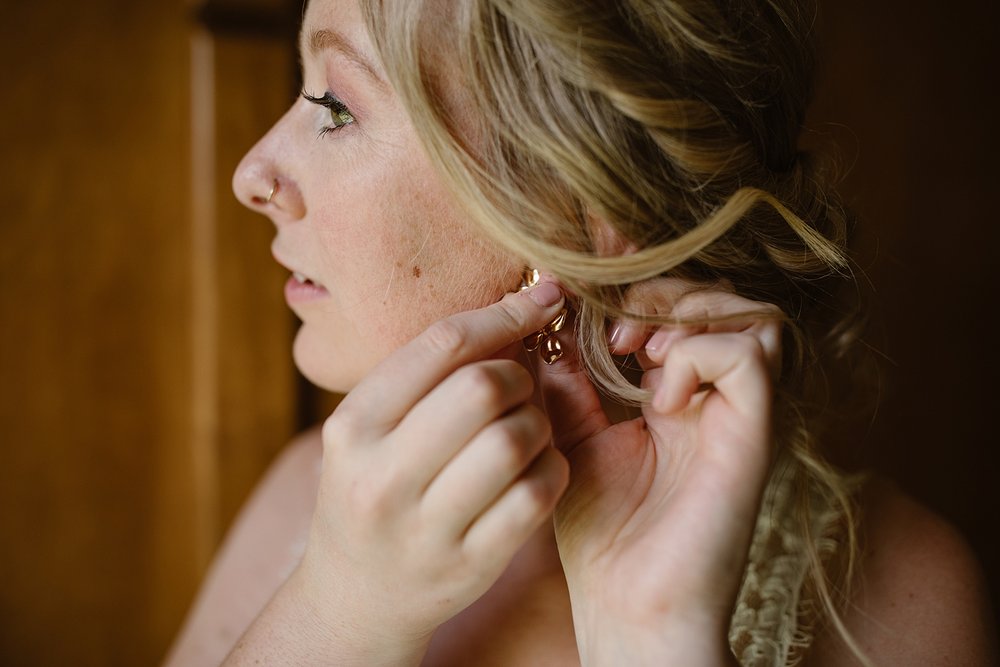 bride putting on jewely, bride getting ready on wedding day, bridal jewelry, mountain bride, silverthorne colorado wedding, silverthorne colorado wedding photographer