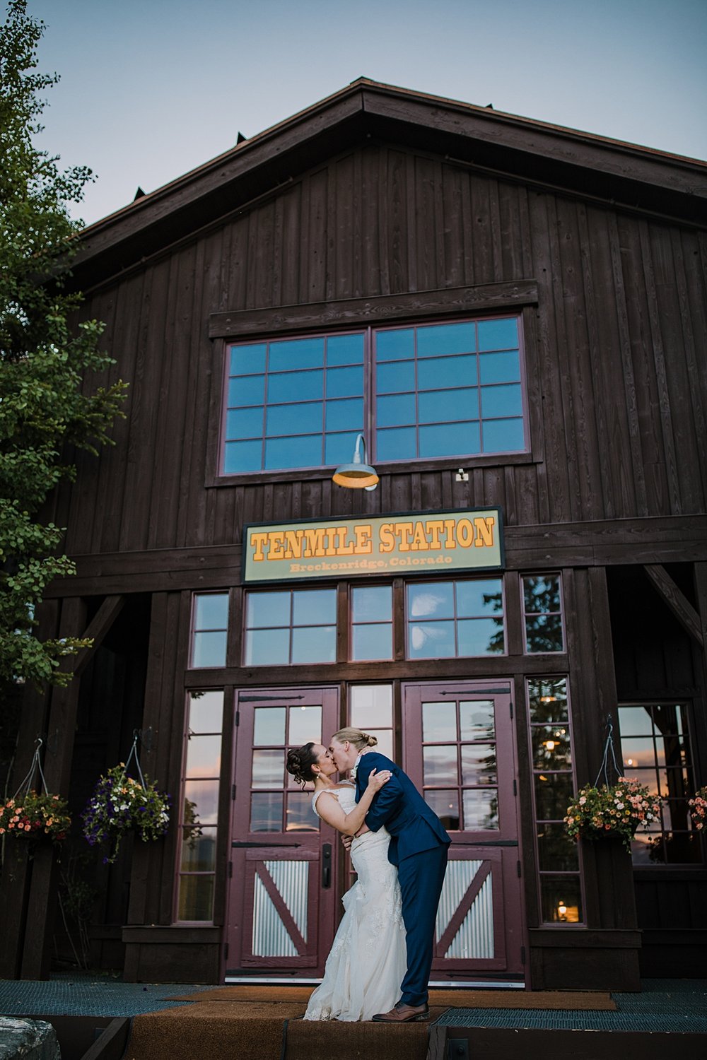 bride and groom kissing at sunset, tenmile station wedding, breckenridge tenmile station wedding, breckenridge resort wedding venues, breckenridge resort wedding, sunset reflecting off tenmile station