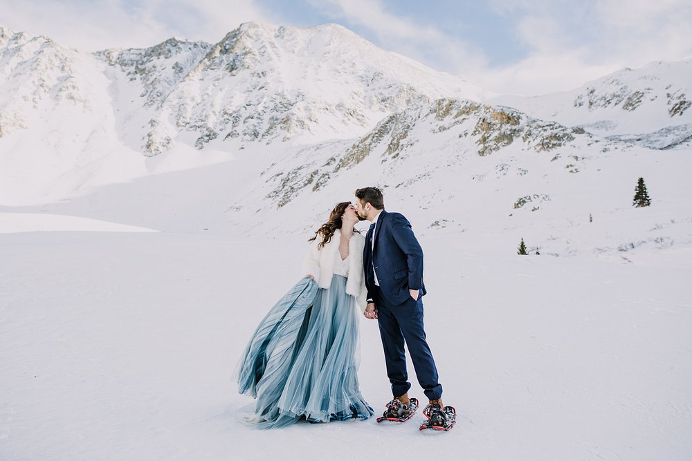 bride and groom kissing in the snow, couple kiss in mountain valley, quandary mountain elopement, colorado snowy elopement, mountain valley elopement, mountain gulch elopement