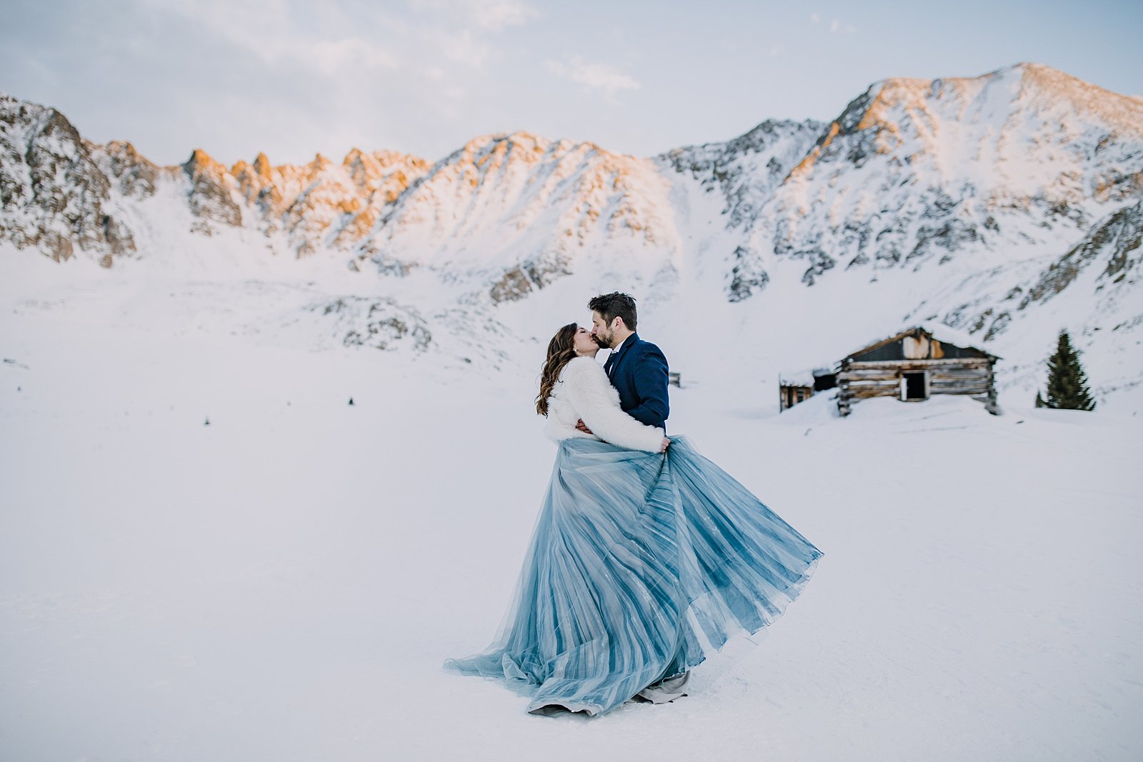 bride and groom kissing in front of mountain view, mountain alpenglow wedding, mountain alpenglow elopement, winter alpenglow elopement, quandary mountain alpenglow