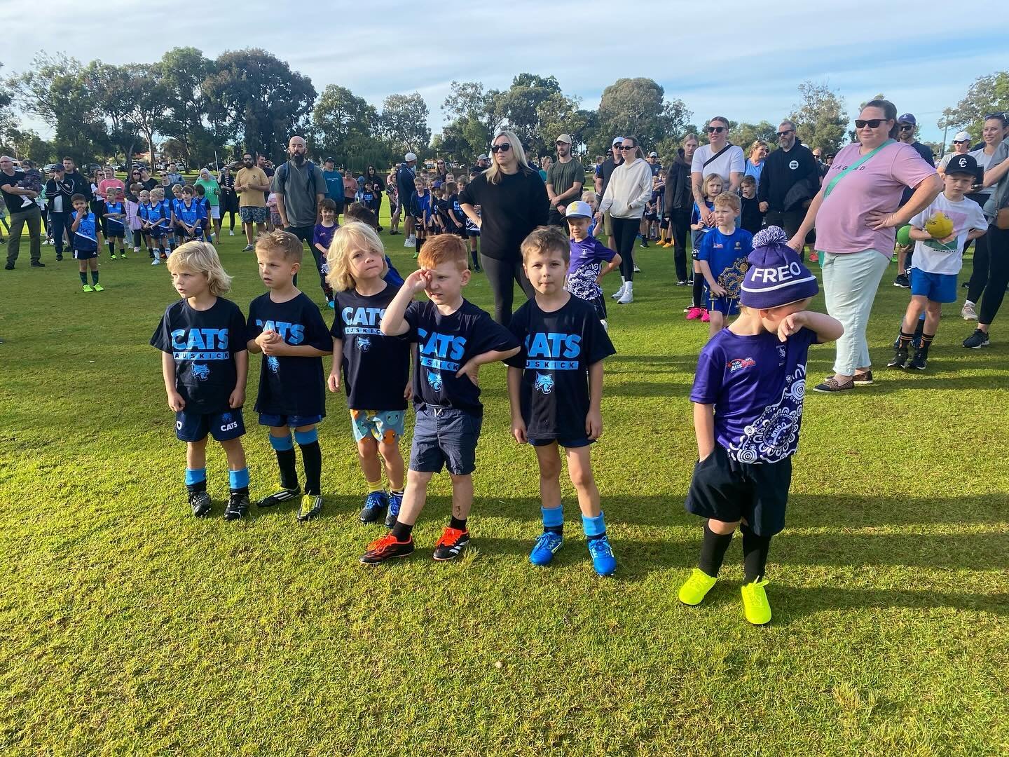 CJFC Auskick was a blast. The kids were showing their best footy skills and having fun. Sausage sizzle, bacon and egg burgers, coffees, hot chocolates and even an ice cream truck. What a great way to start the day with the family. 💙🖤💙