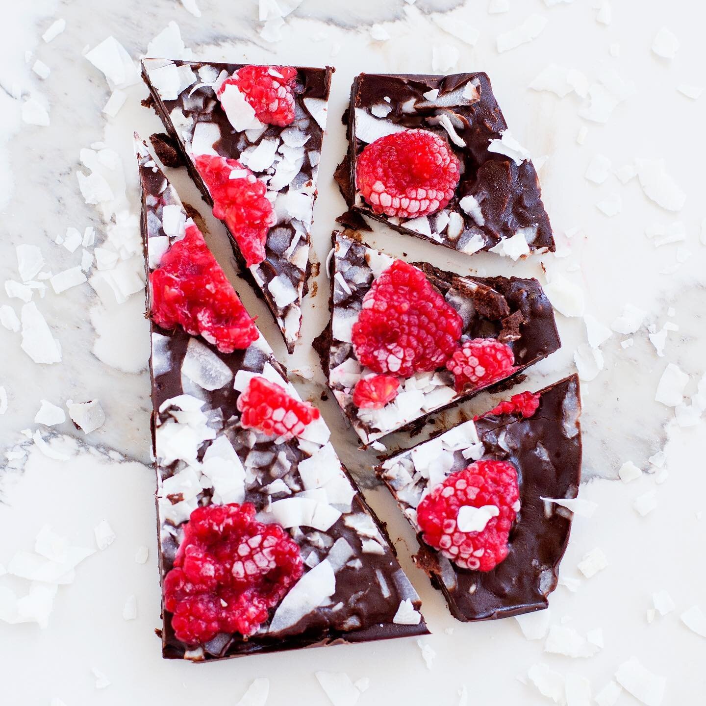 *** NEW RECIPE ***⠀
LOW SUGAR RAW CHOCOLATE RASPBERRY BAR⠀
Friends stop what you're doing and go make this recipe ASAP, trust me!!! It's the perfect clean eating + healthy treat you can feel good about. With just a few simple ingredients and about 5 