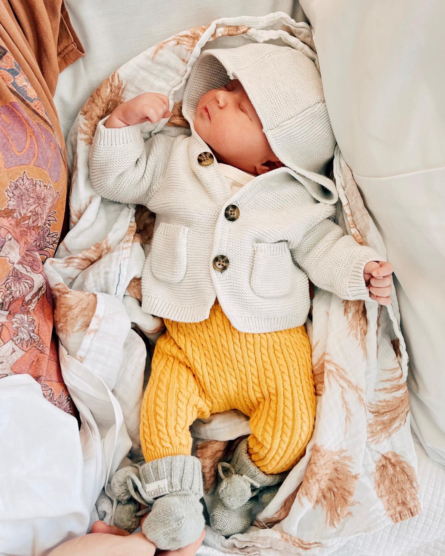 Just over 12 hours of age. She may not have a name yet, but wow, this girl got style! 👶❤️ #tuhmaternity