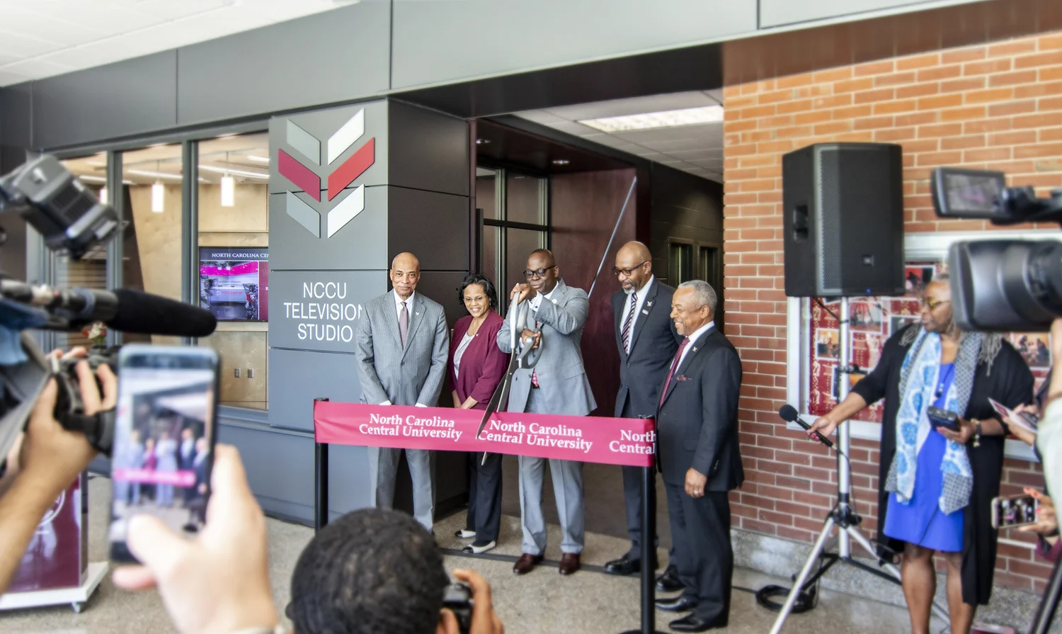 Chancellor Akinleye cuts the ribbon!