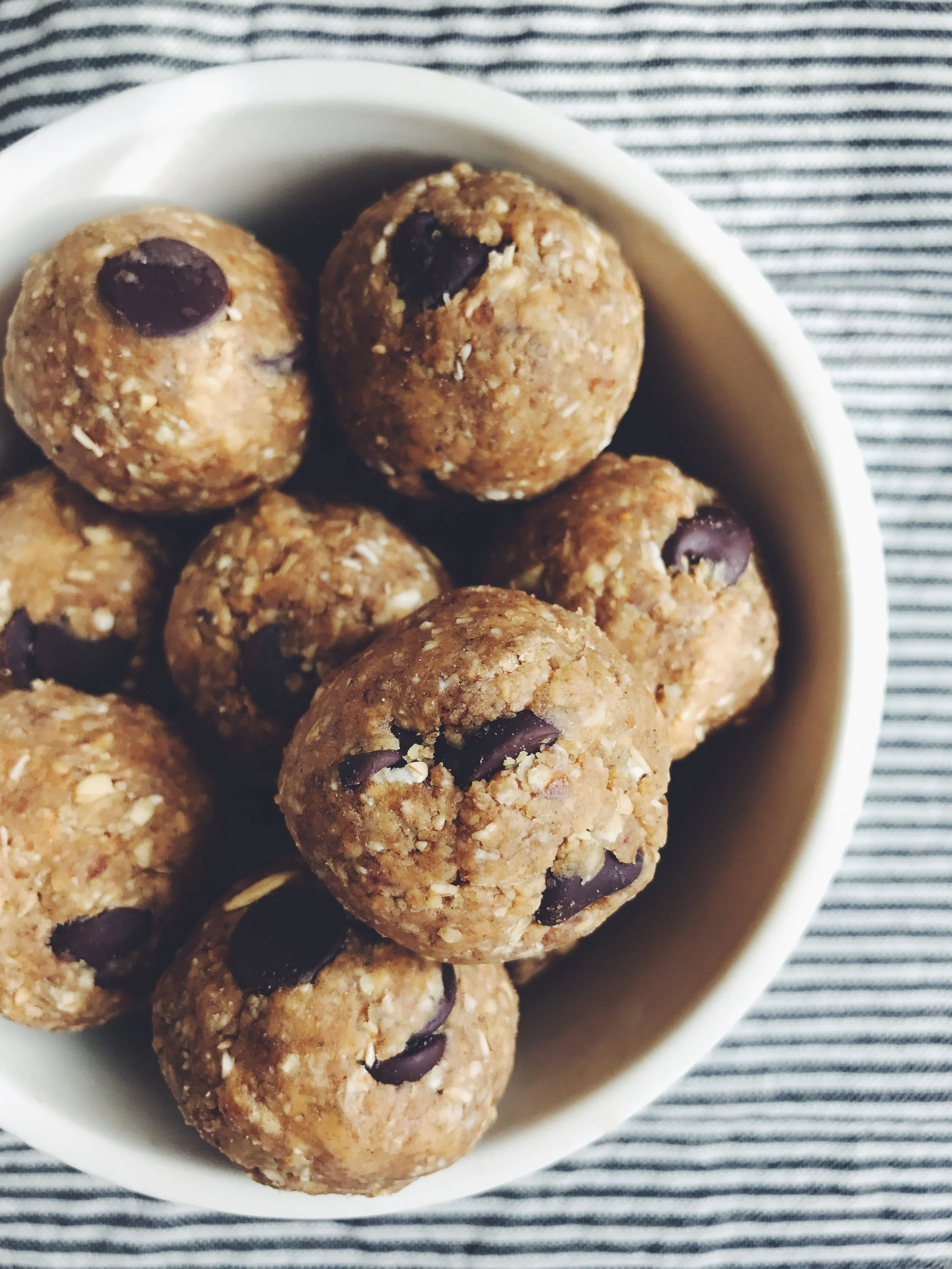 PEANUT BUTTER COOKIE BALLS