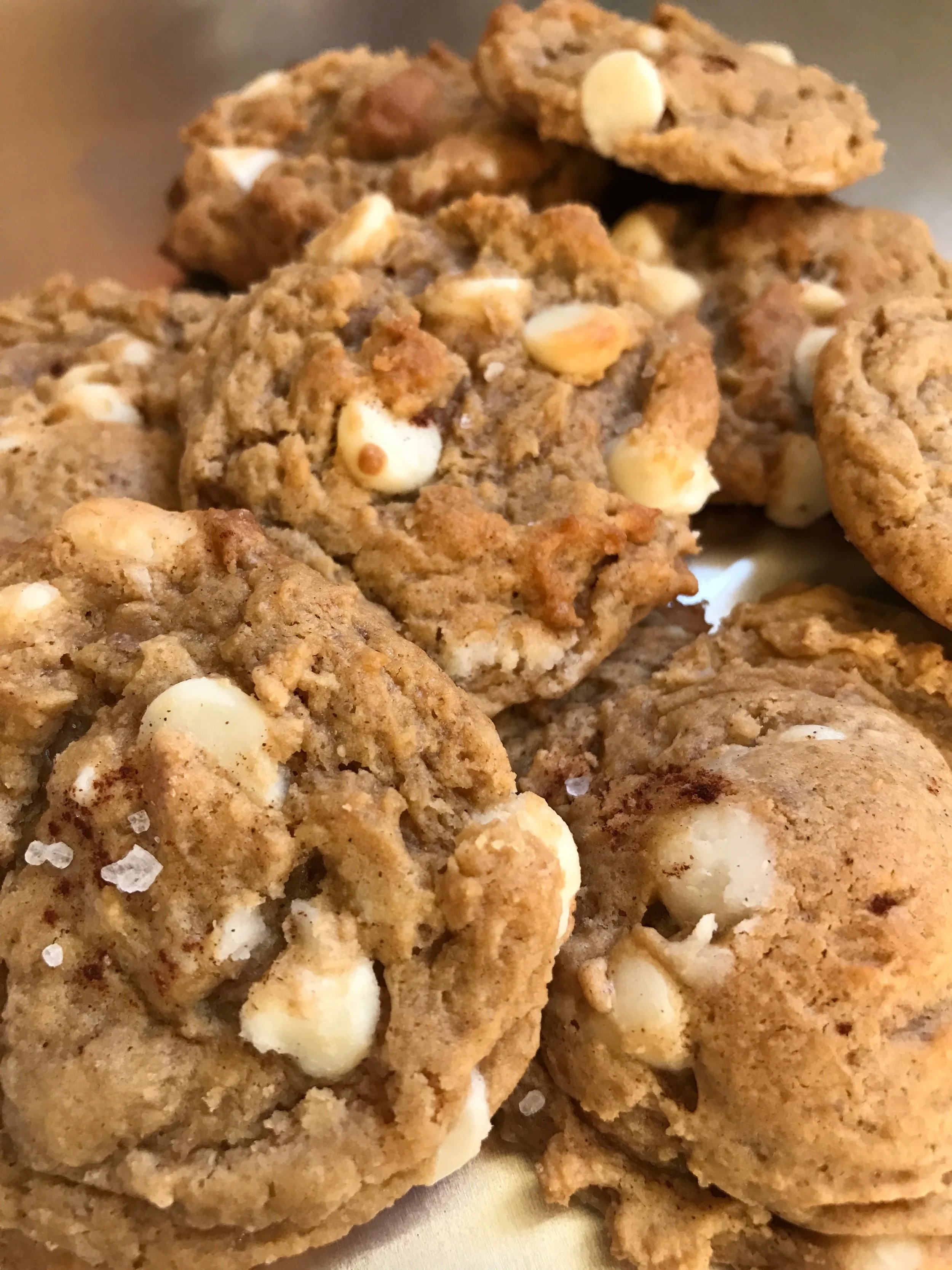 CINNAMON BUN WHITE CHIP COOKIES