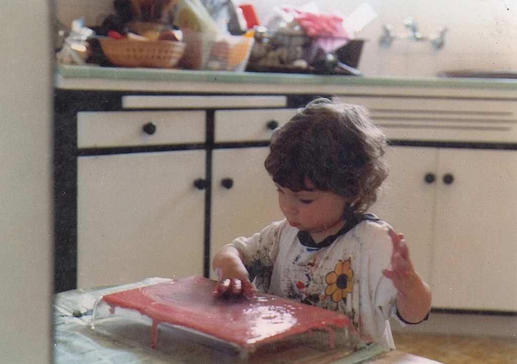 Finger painting on a casserole dish to make a monoprint