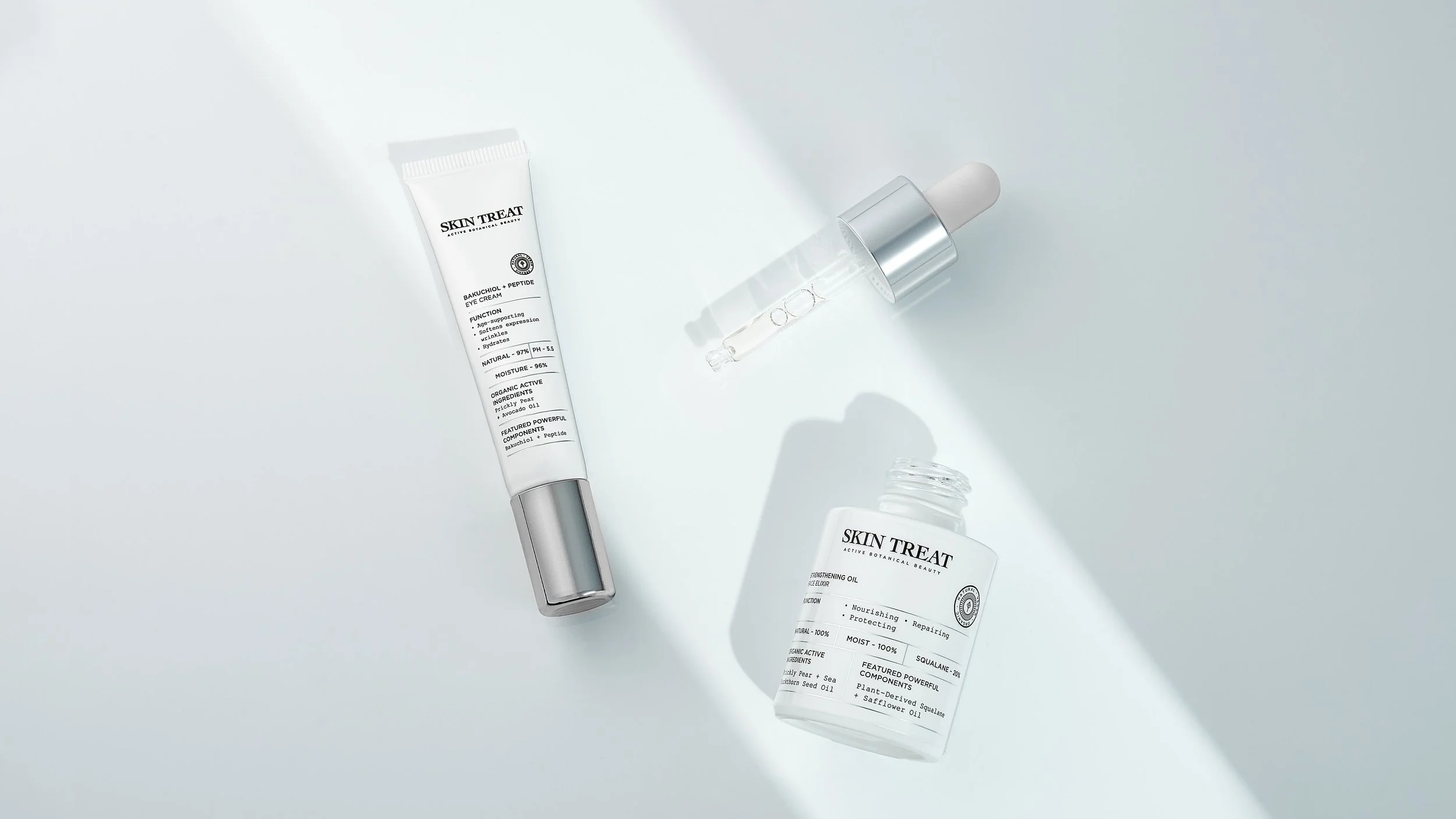 Kuva kosmetiikkatuotteista auringonsäteissä valkoista taustaa vasten