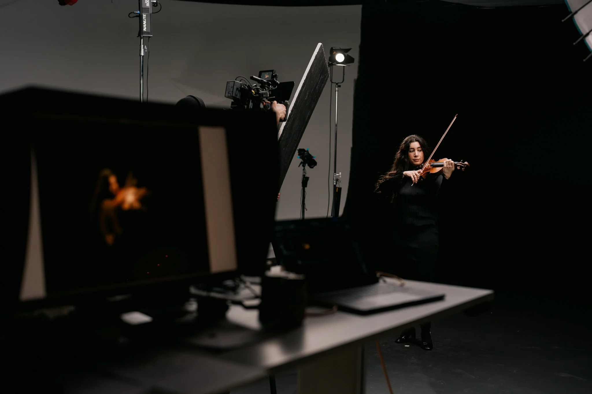 Yrityskuvausten behind the scenes kuva valokuvausstudiolta