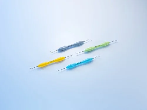 Hammaslääkäri-instrumentteja kuvattuna valokuvausstudiossa Turussa