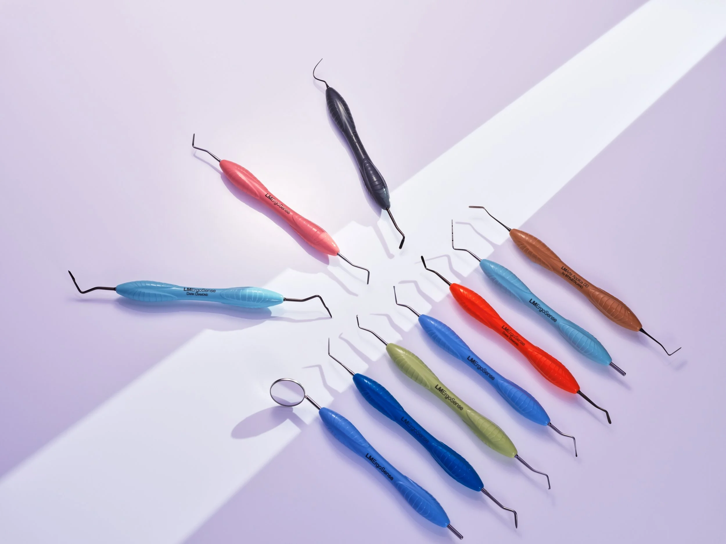 LM Dentalin Hammaslääkäri-instrumentteja kuvattuna mainoskuvassa