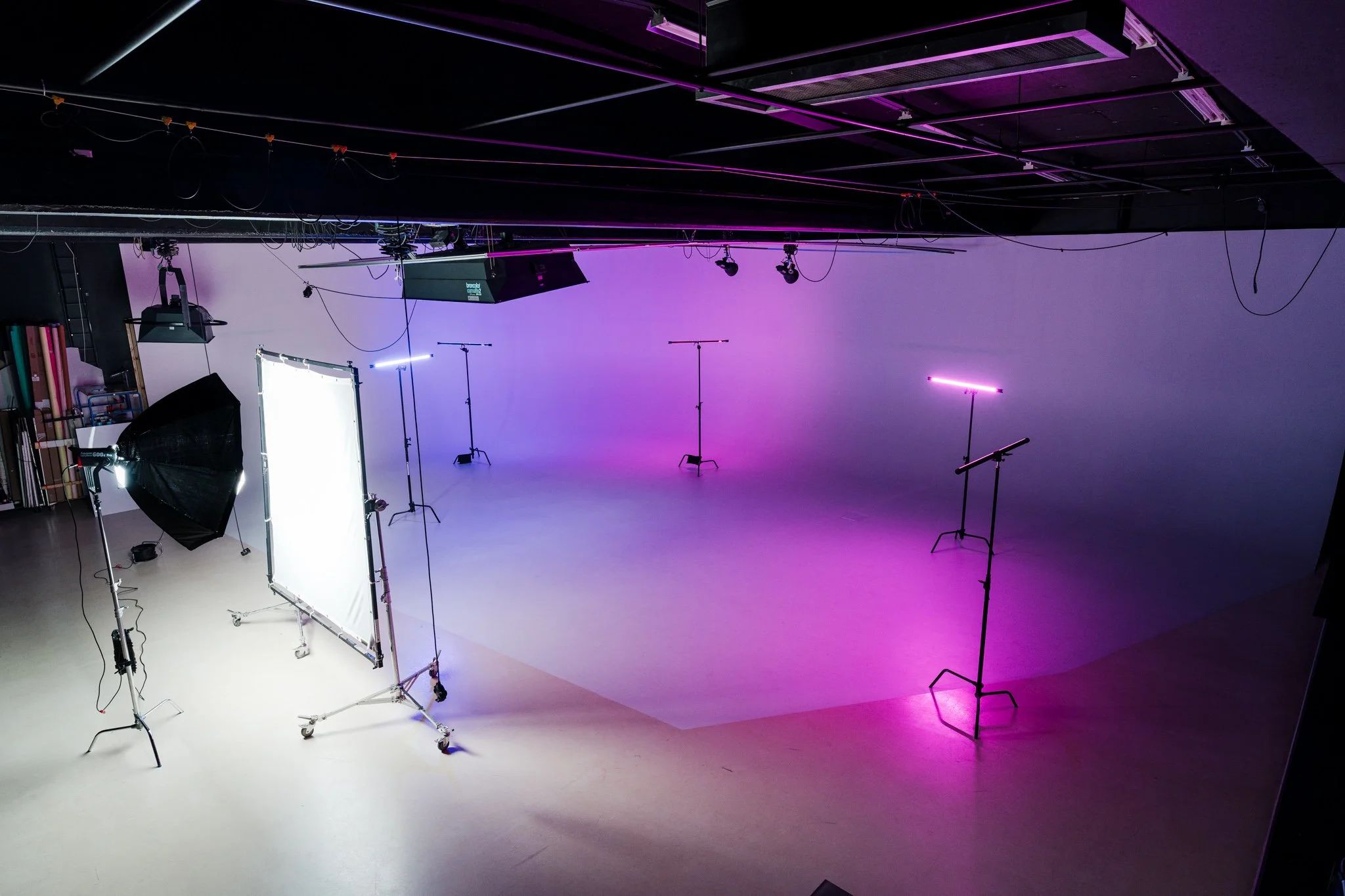 Videokuvauskalusto ja valokuvausstudio yrityskuvauksiin