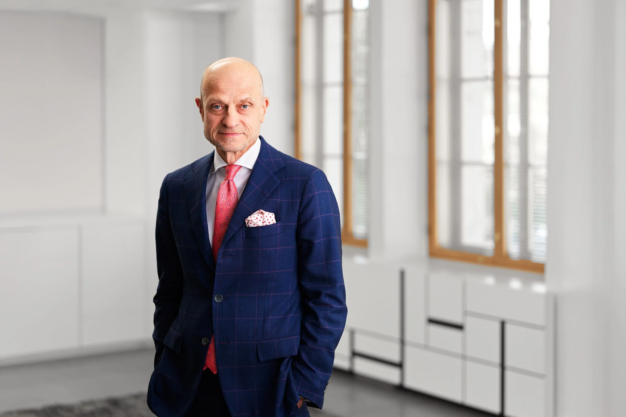 uristi Jyrki Tähtinen asiallisessa puvussa ja solmiossa, taustalla Boreniuksen valoisa toimistomiljöö ja suuret ikkunat.