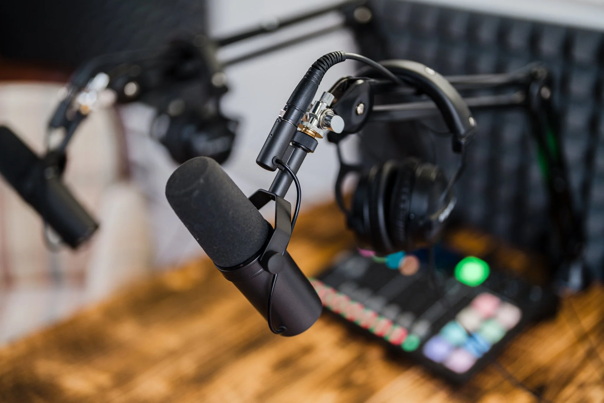 Podcast äänityslaitteistoa ja studiotilaa