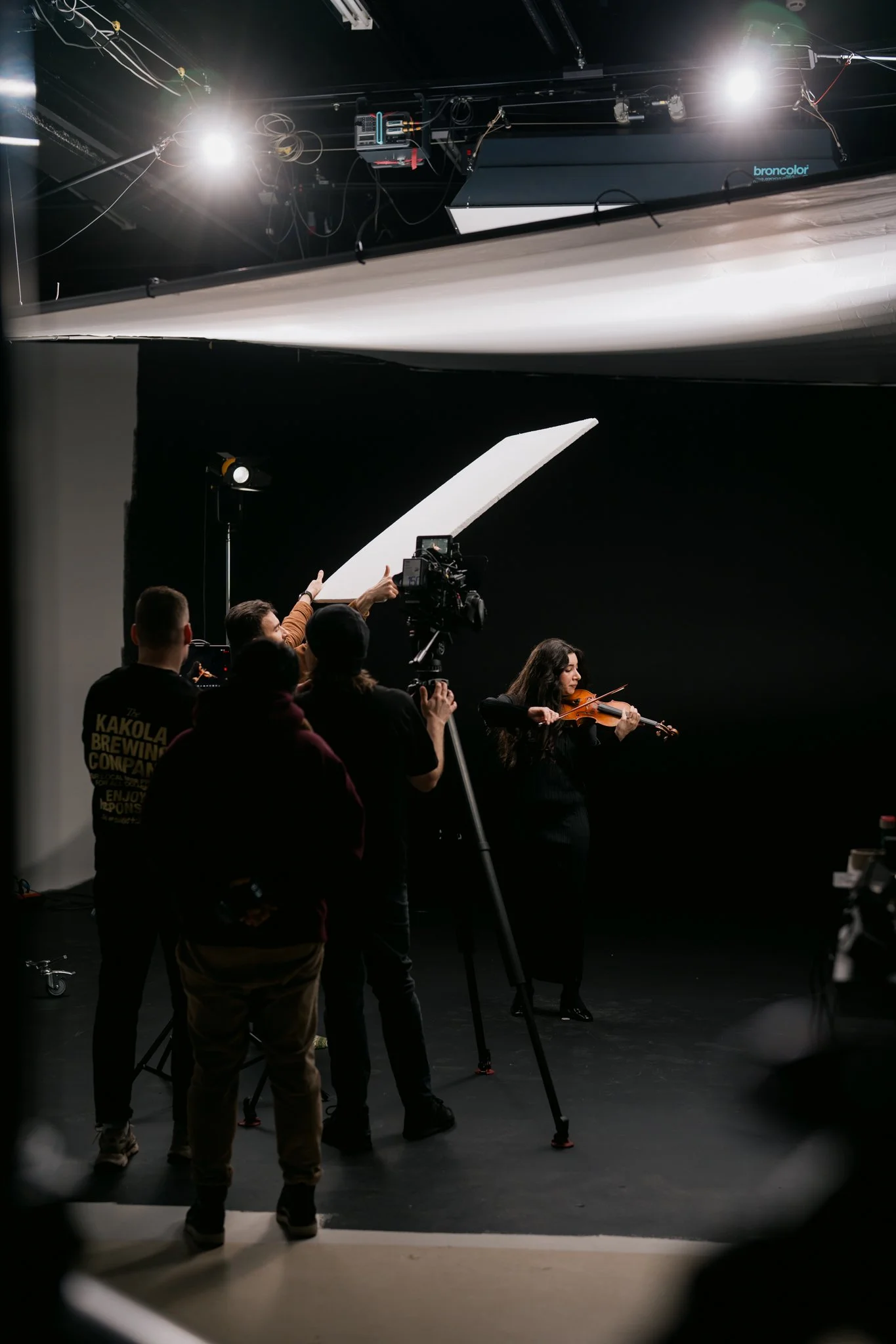 behind the scenes kuva viulistista Fuugan brändikuvauksissa Kupittaan mainoskuvauksissa