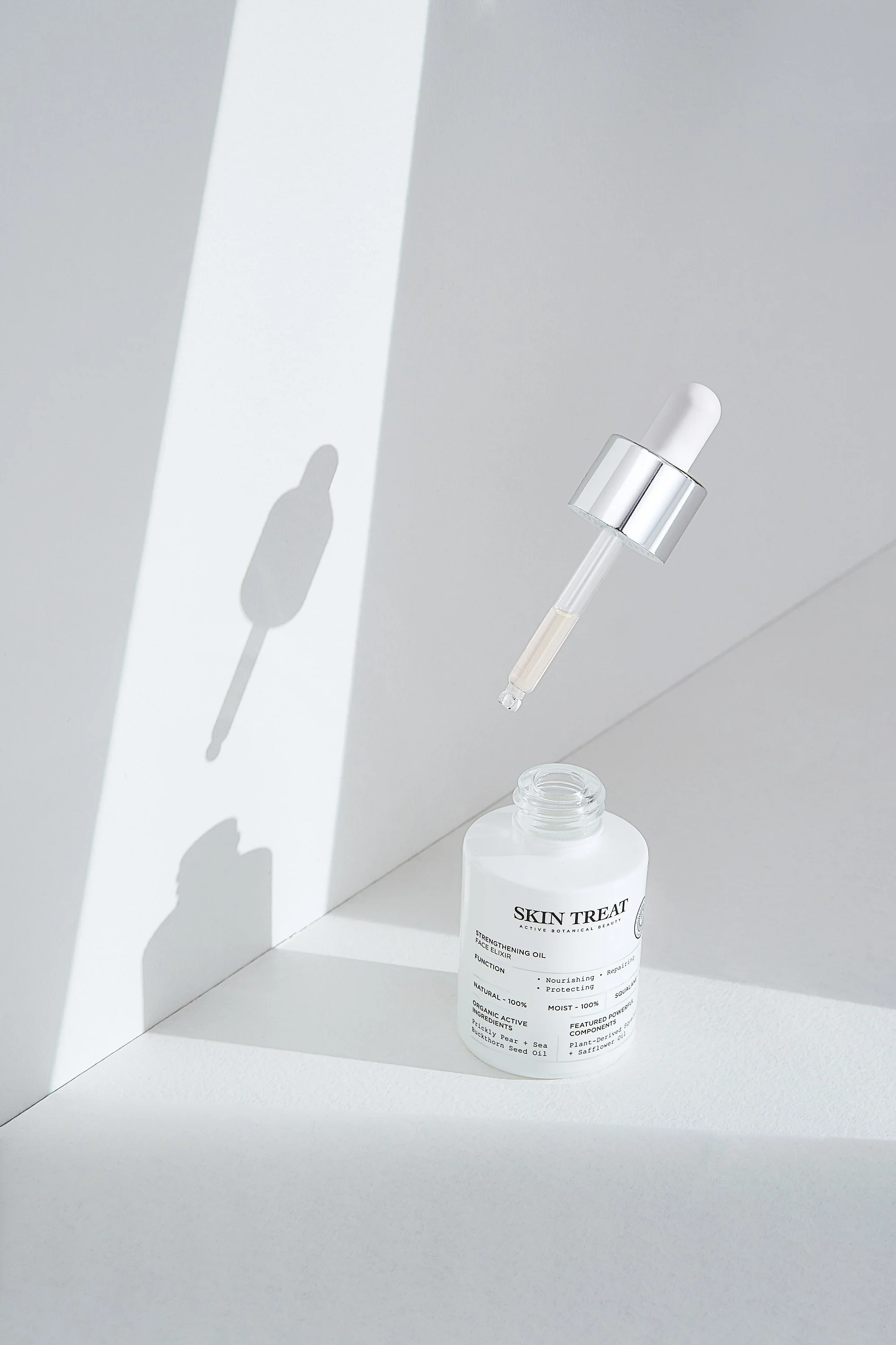 Kuva kosmetiikkatuotteista valkoiseissa ympäristössä