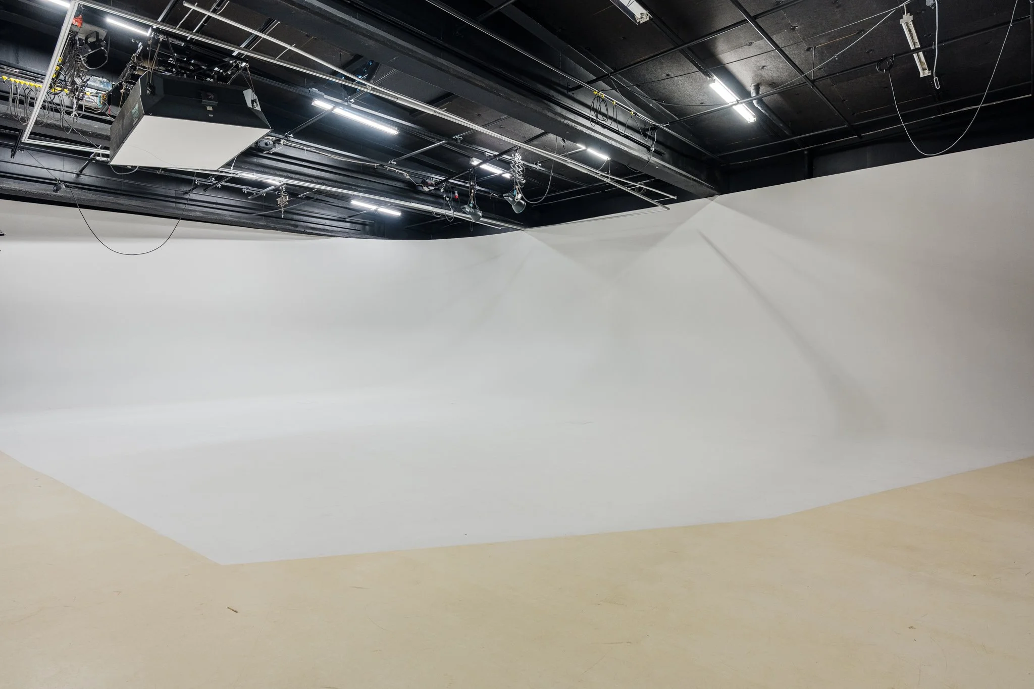 Suuri infinity wall studiossa Turussa Kupittaalla