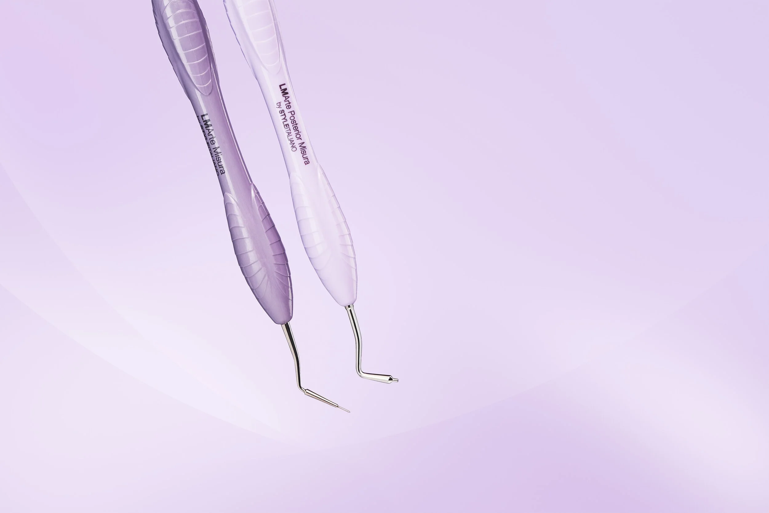 Hammaslääkäri-instrumentteja kuvattuna valokuvausstudiossa Turussa