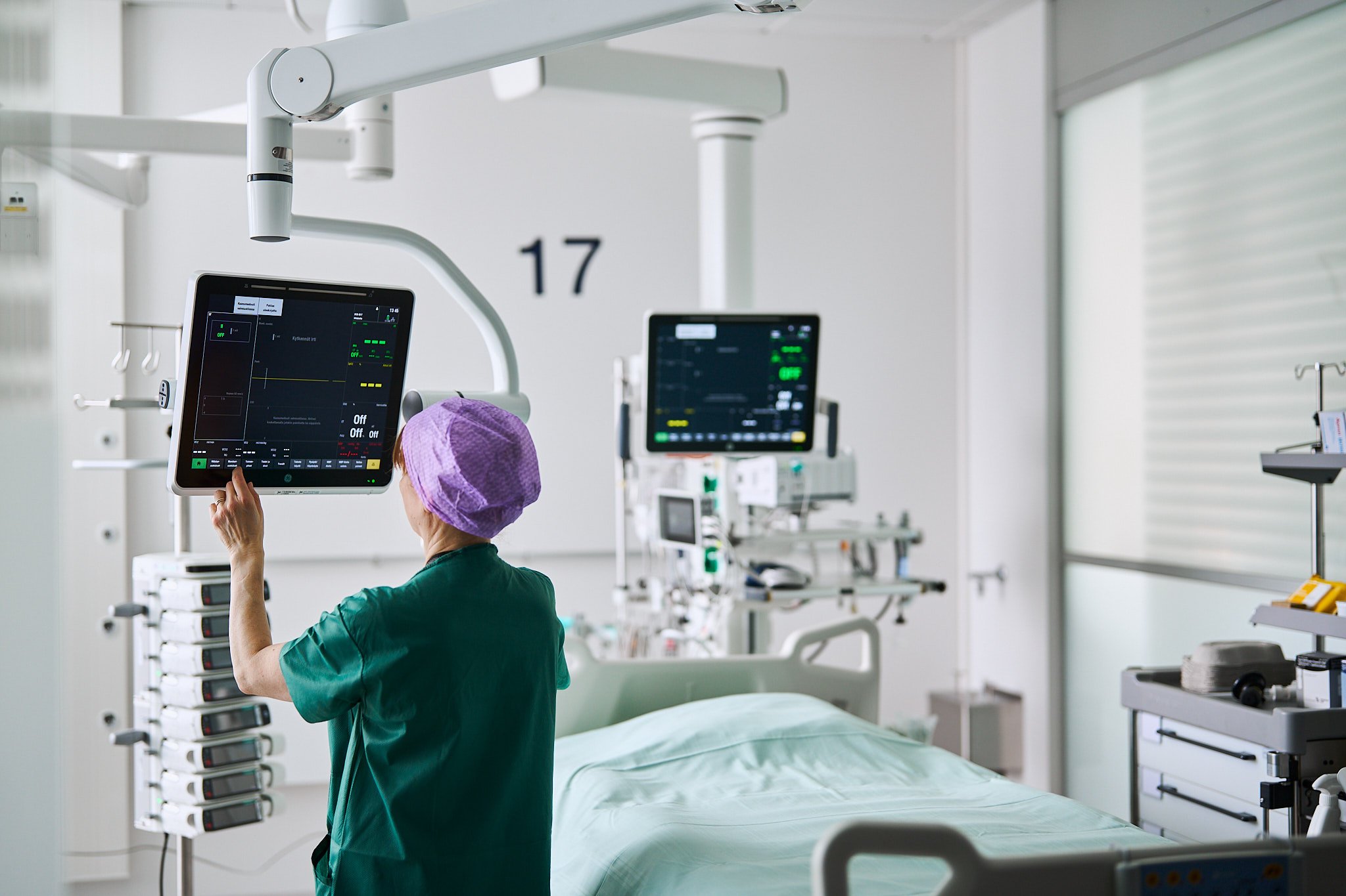 GE Healthcare Carescape Canvas -potilasmonitori modernissa sairaalaympäristössä, tehohoidon teknologian valokuvaus Siltasairaalassa.