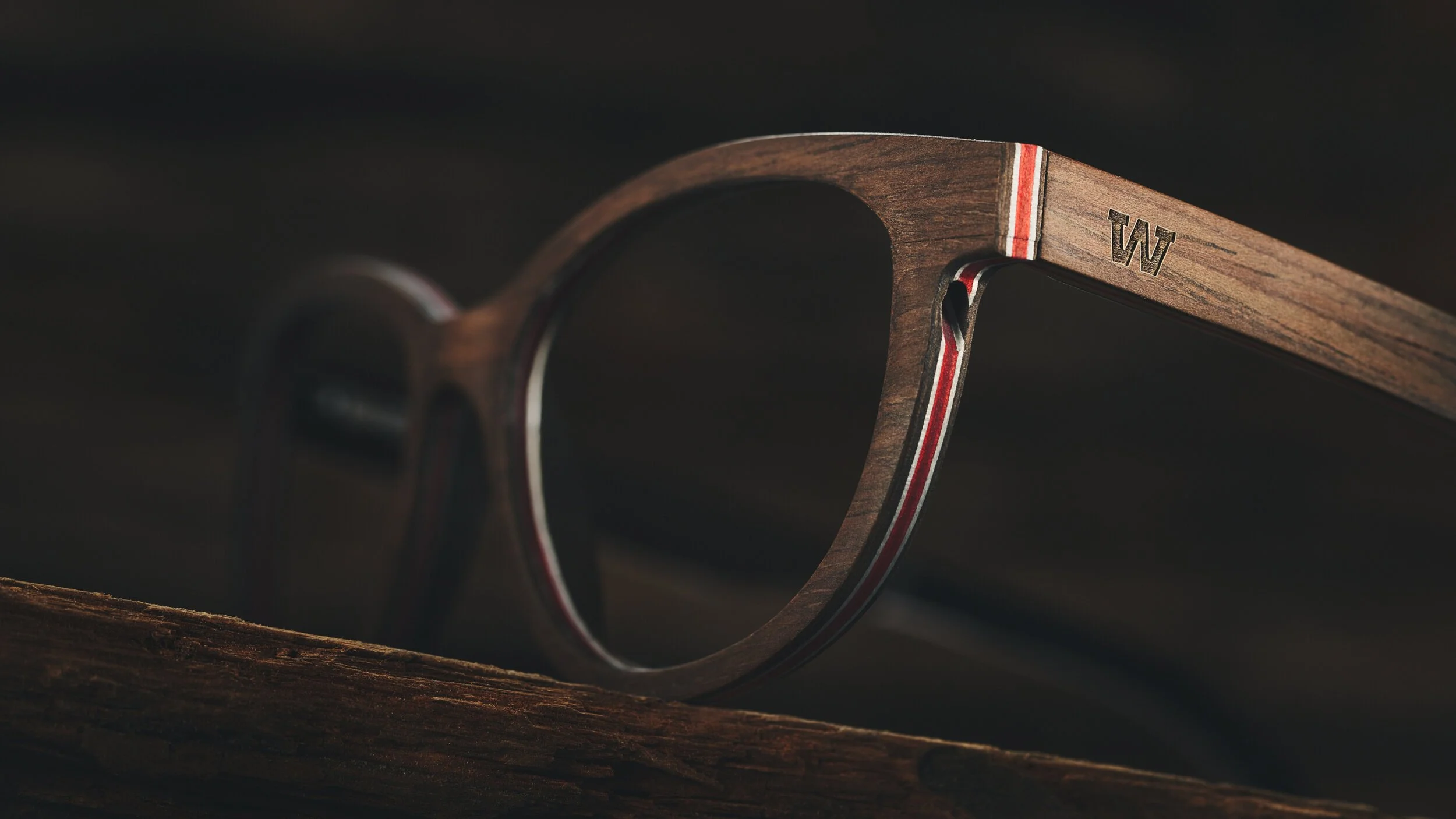 Aurinkolasien tuotekuva tummaa taustaa vasten