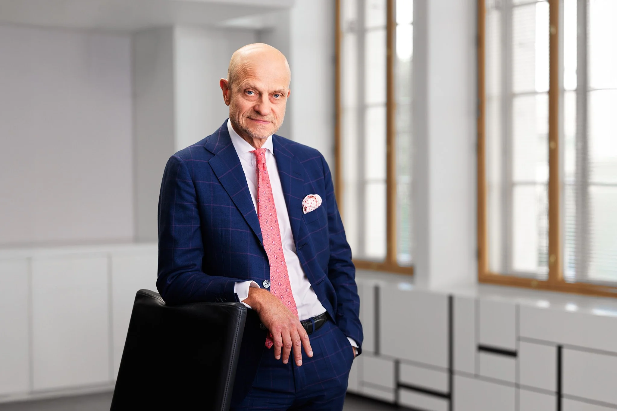 Senior Partner Jyrki Tähtinen Asianajotoimisto Boreniuksen Helsingin toimistolla, ammattimainen henkilökuva Eteläesplanadilla.