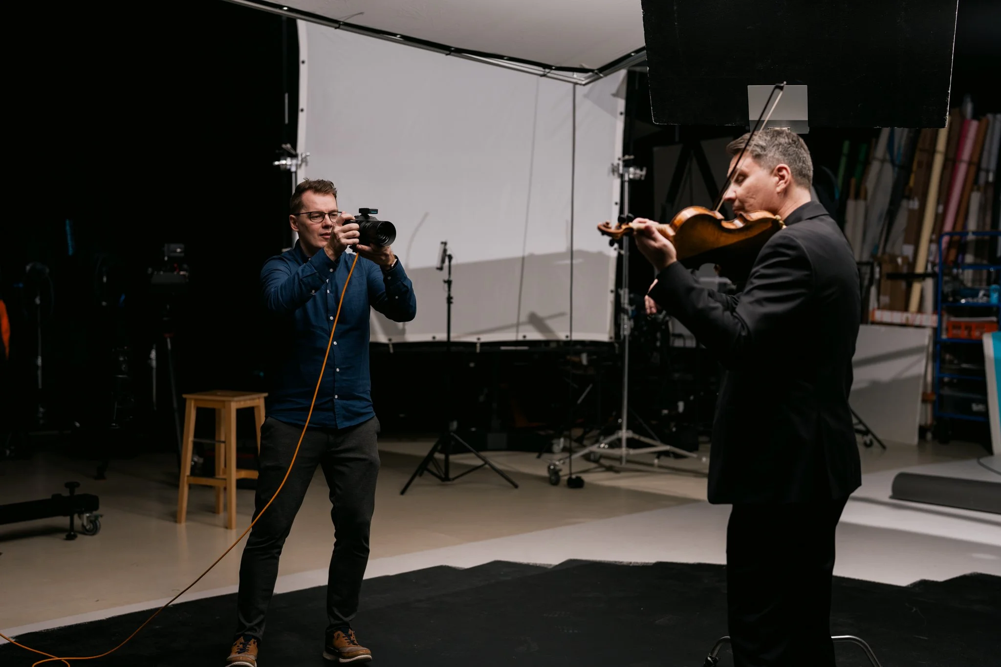 Behind the scenes Antti Rankista valokuvaamassa musiikkitalo Fuugan mainoskuvauksissa