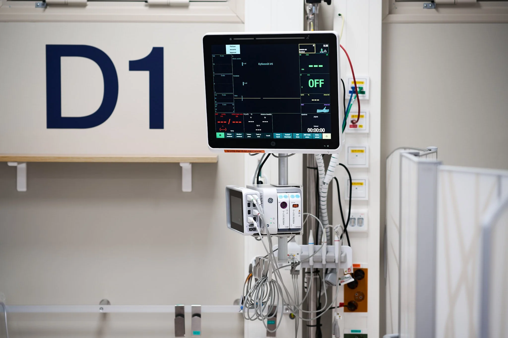 Lähikuva Carescape Canvas -näytöstä ja käyttöliittymästä, tarkka tuotekuvaus lääketieteellisestä laitteesta.