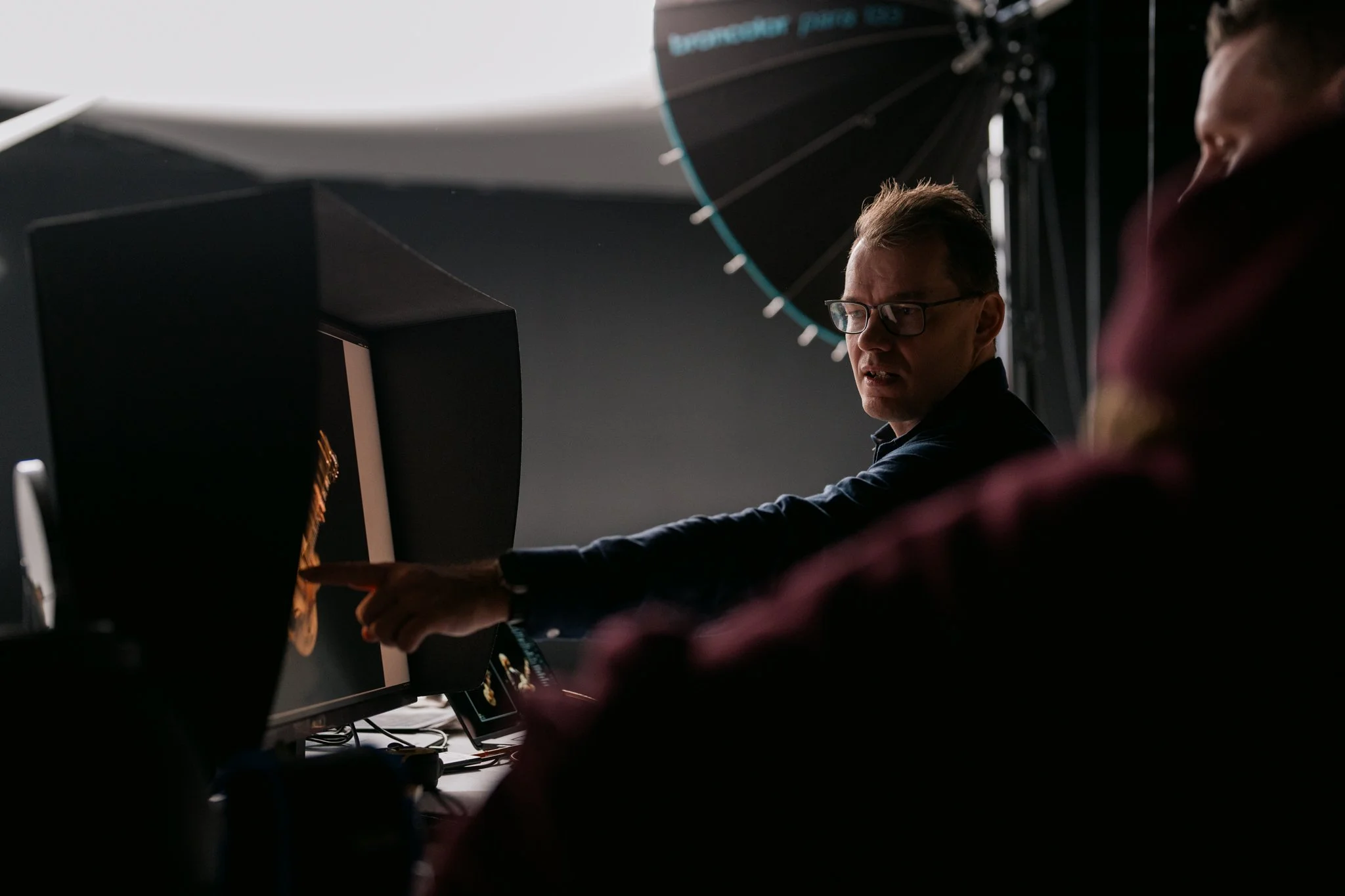 Behind the scenes Antti Rankista valokuvaamassa studiollaan Turussa Kupittaalla