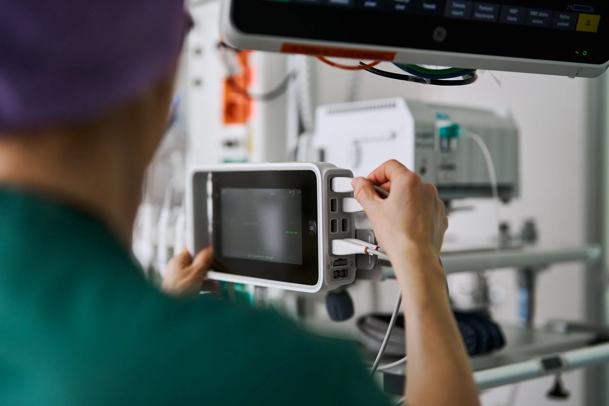 Sairaanhoitaja käyttämässä Carescape Canvas -valvontajärjestelmää, kliininen sairaalakuvaus ja terveysteknologia.