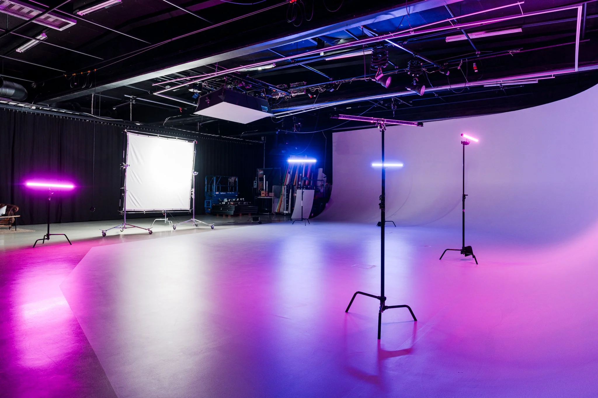 Videokuvaukseen soveltuva studiotila valaistuna