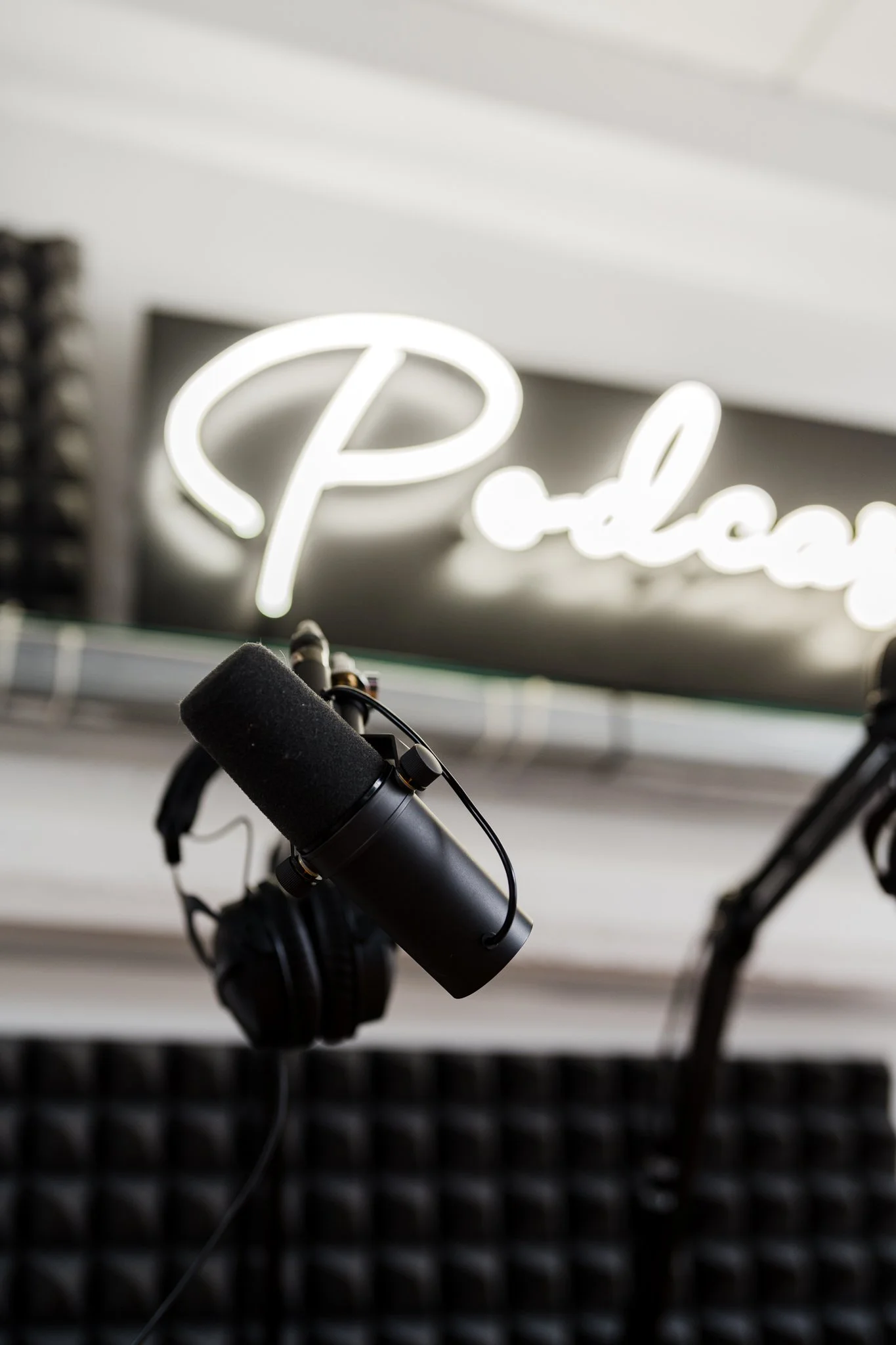 Podcast äänitysten nahoitus, mikrofoni ja kuulokkeet