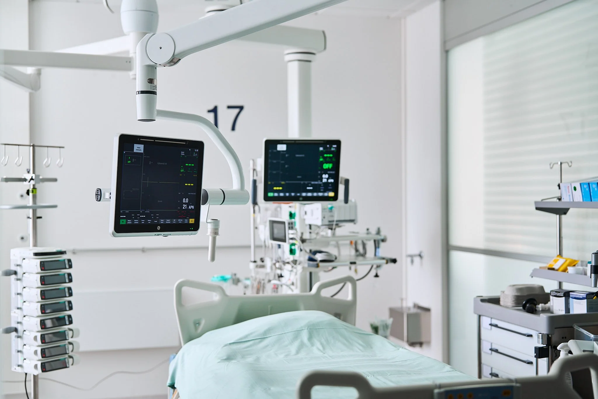 Helsingin Siltasairaalan moderni hoitohuone ja integroitu GE Healthcare -potilasvalvontajärjestelmä.