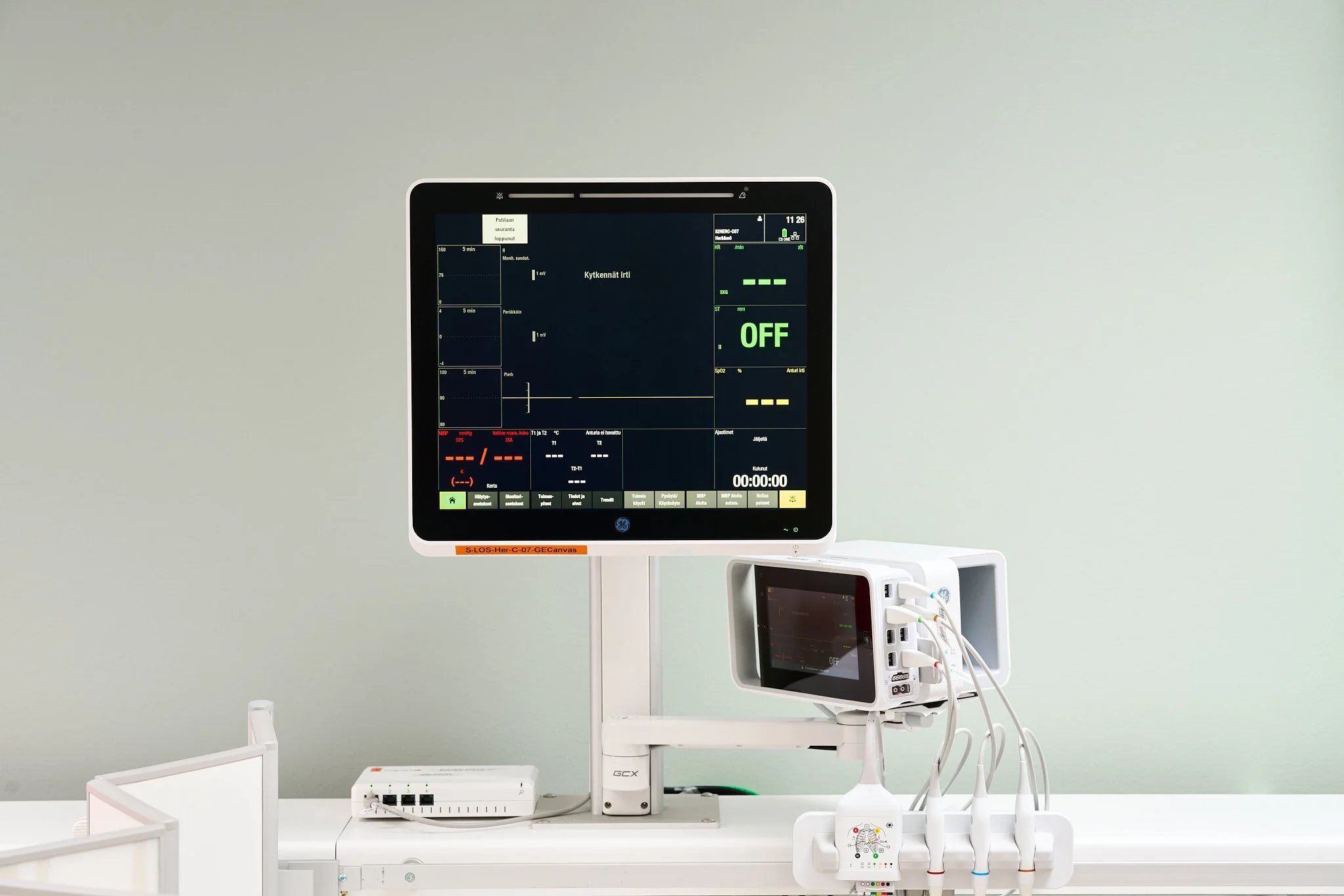 Lähikuva Carescape Canvas -näytöstä ja käyttöliittymästä, tarkka tuotekuvaus lääketieteellisestä laitteesta.