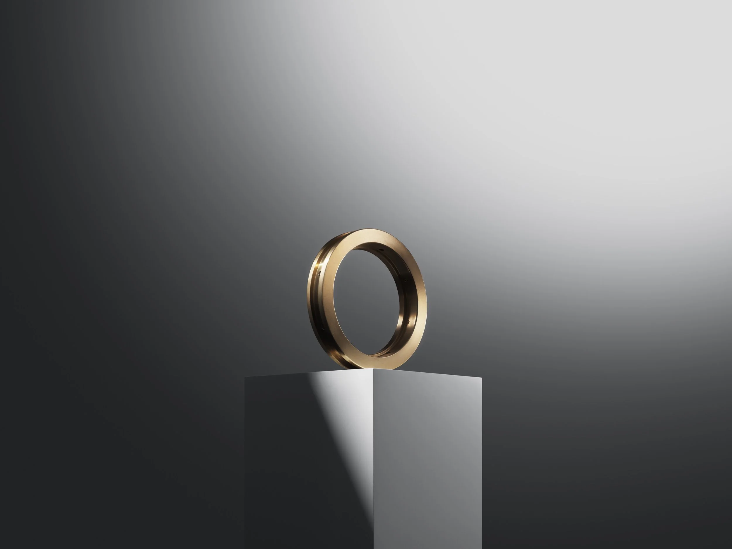 Antti Ranki kuvaama studiokuva kuparinvärisestä tiivisterenkaasta harmaata taustaa vasten