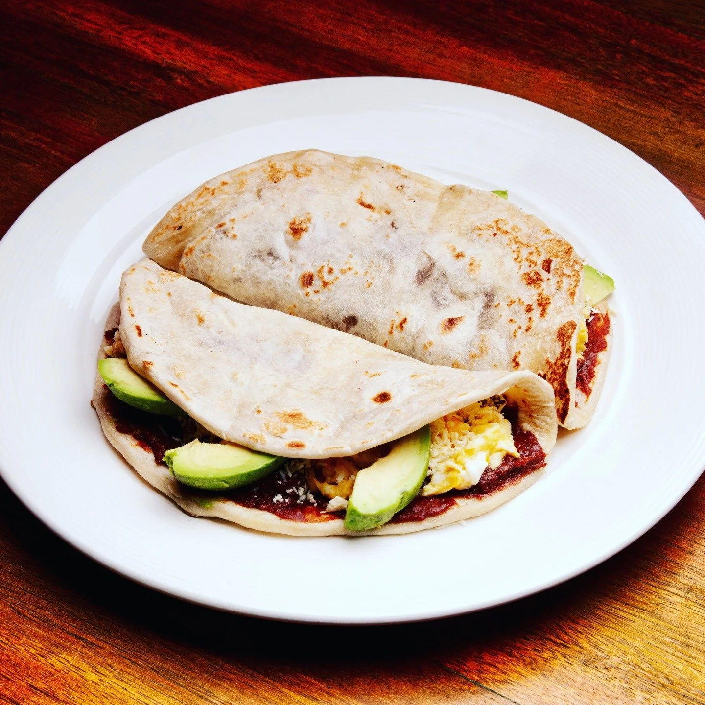 Start your morning in the rainforest the Honduran way.
At Las Cascadas Lodge, we prepare fresh, handmade baleadas&mdash;a warm flour tortilla filled with beans, cheese, cream, and local flavors. Simple, authentic, and one of the most comforting tradi