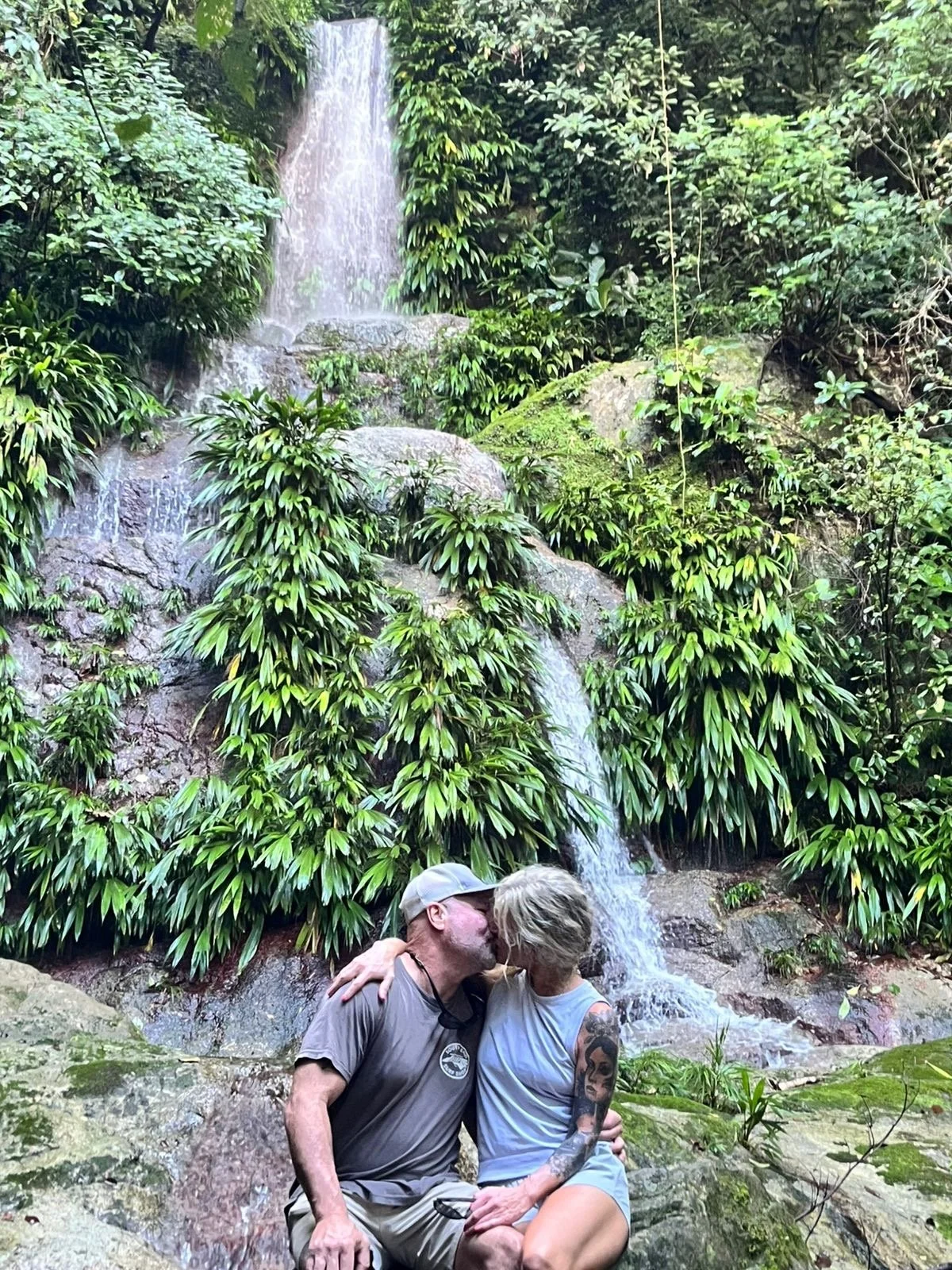 A few hours into their guided hike from Las Cascadas Lodge, this couple found themselves sharing a moment beneath one of Pico Bonito&rsquo;s hidden waterfalls.
Our expert guides lead you deep into the rainforest where the air cools, the sounds fade, 