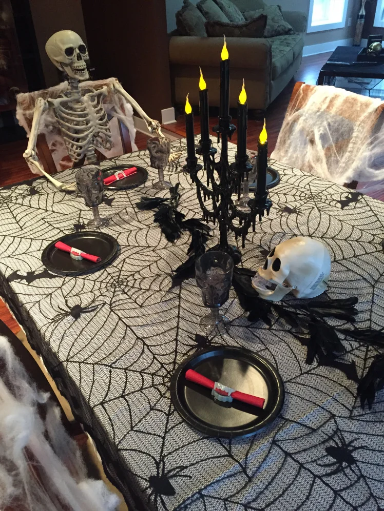If you know me, you know I’m a sucker for a table setting (no matter what the occasion is)! I can spend hours even days trying to make it just perfect! 