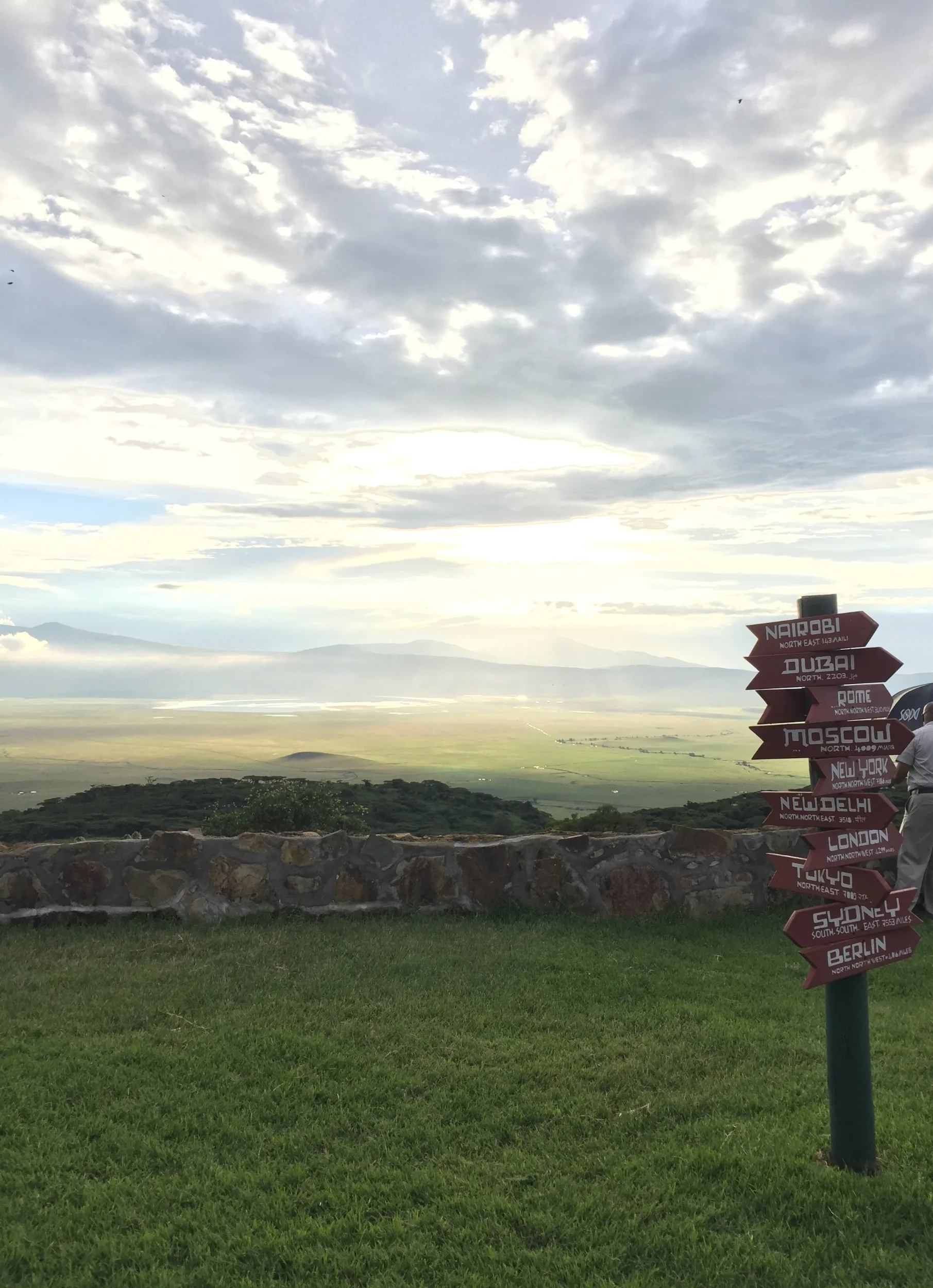 Utsikt över kratergolvet, runt om kratern låg en krans av dimma som skänker en viss mystik över områden, magiskt!