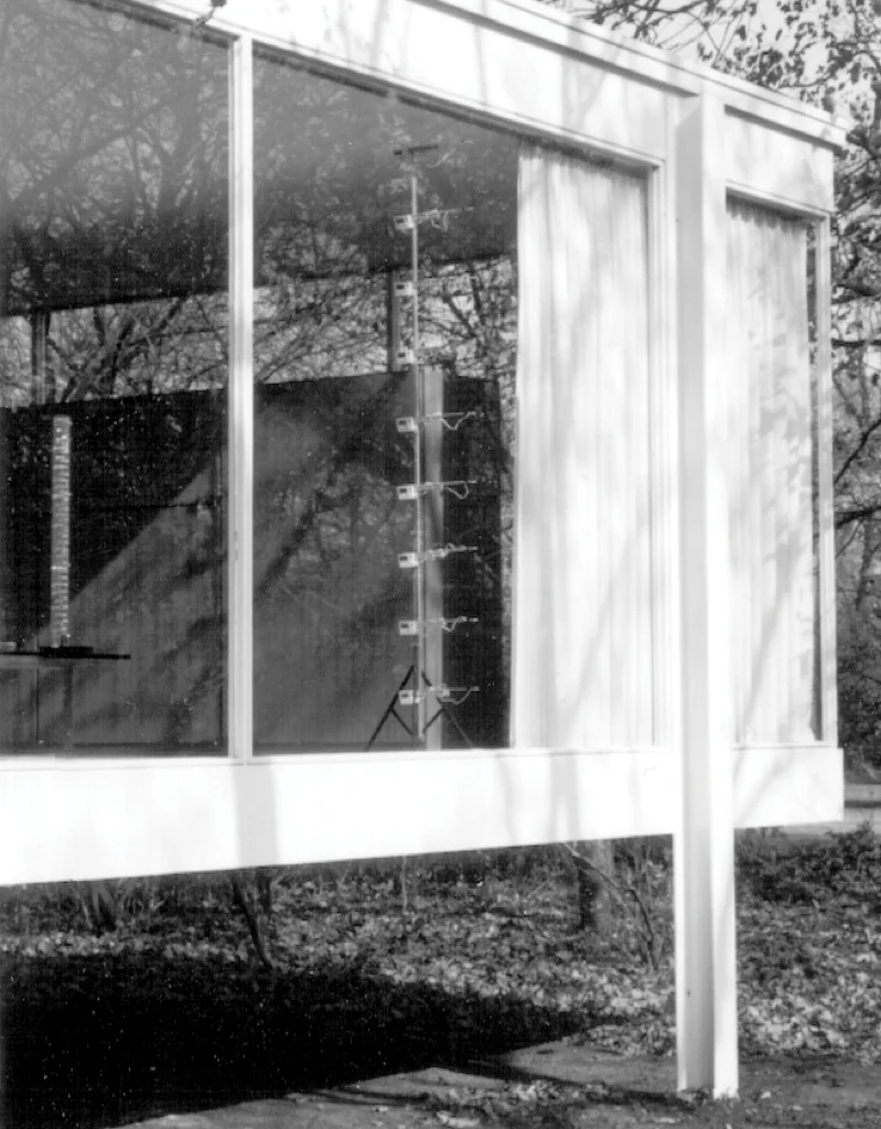 Portable thermographic device at the Farnsworth House