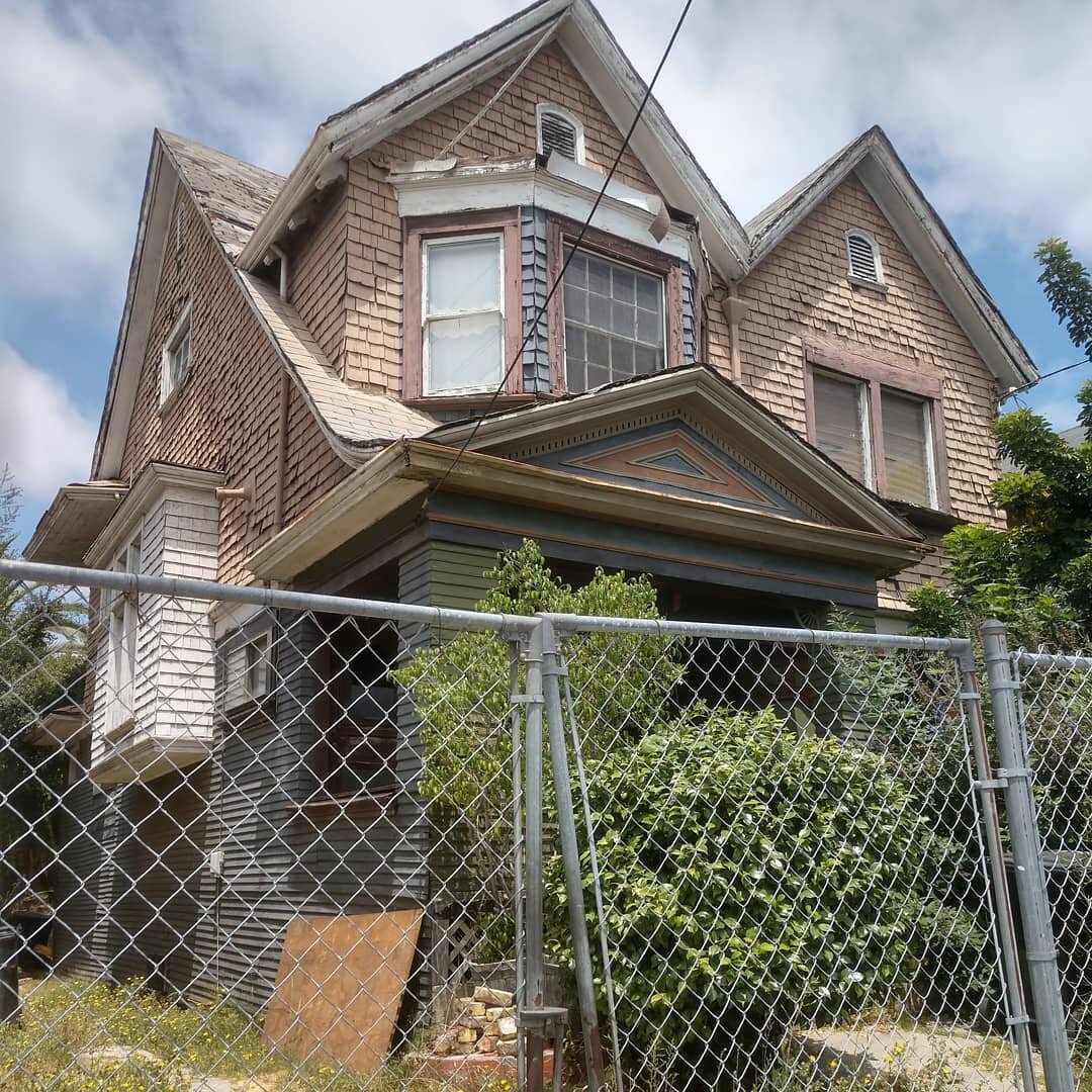 Sweet little Victorian in Westlake today.
#victorianhouse #history #historicpreservation #westlake #losangeles