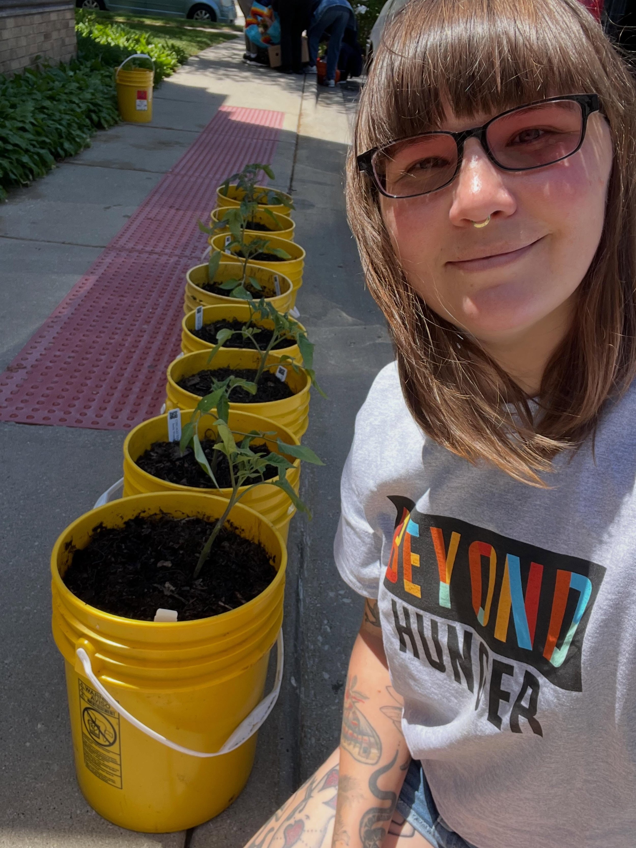 Early birds to the Wednesday pantry pick-up at @gobeyondhunger will find bucket gardens available with Deep Roots Project compost, worm castings and leaf mulch. Tomatoes this week and next, bush beans coming up in June! Thank you to those who have al