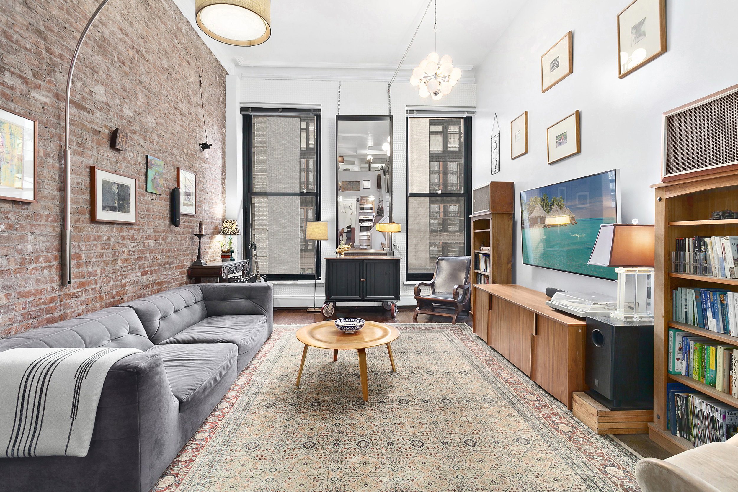 A 1,033 square foot one bedroom loft that checks all the boxes: location, amenities, exposed brick, charm, closet space and fully renovated! First open house will be Sunday, March 24th from 12-130pm. Read More >