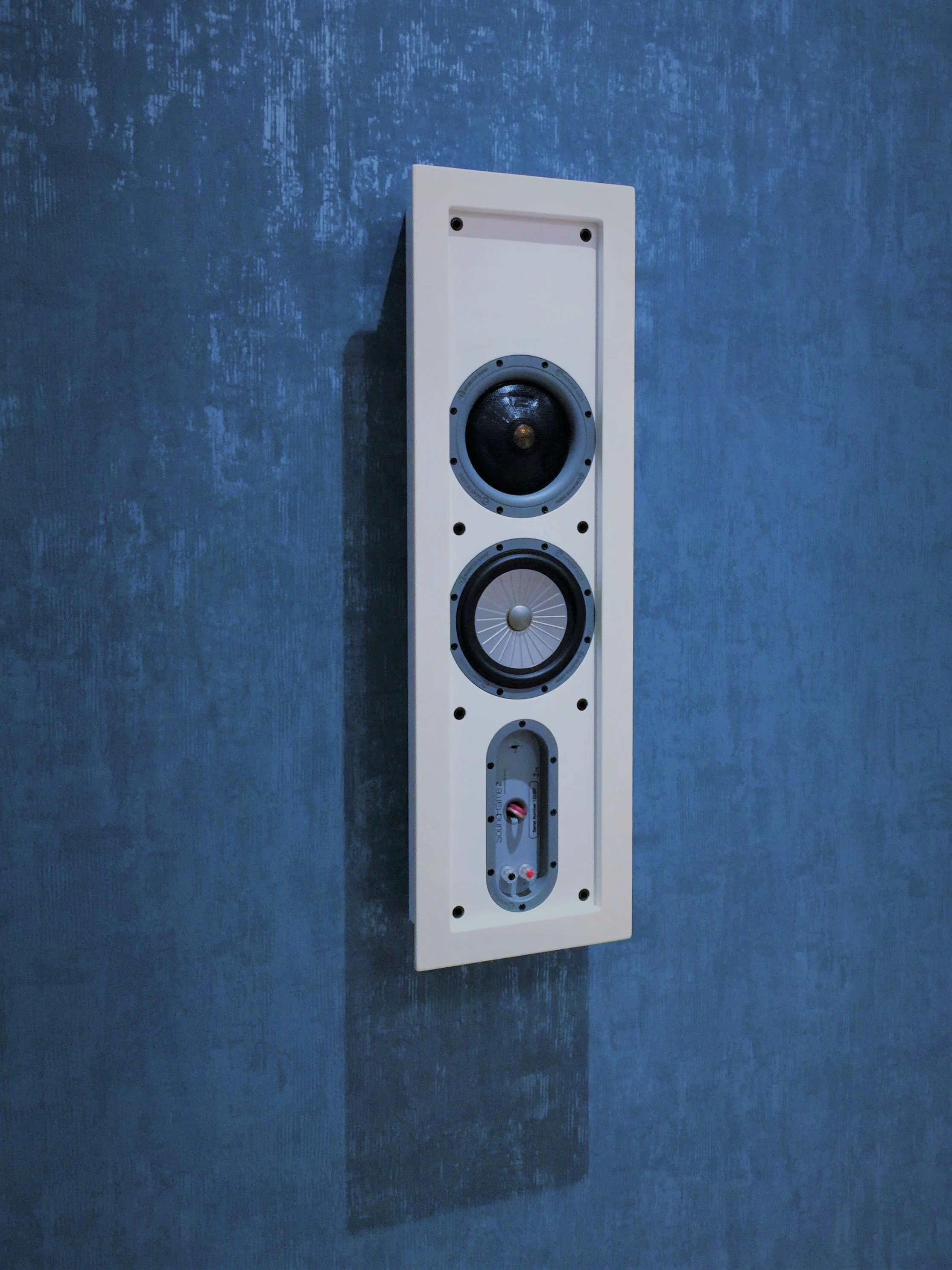 More than just a work of art... The Monitor Audio SoundFrame is the perfect fit for any room where hi-fi sound quality must blend seamlessly into the room design. It incorporates 3 way full-range sound featuring a 4" mid-range/1" tweeter module and a 6.5" bass driver