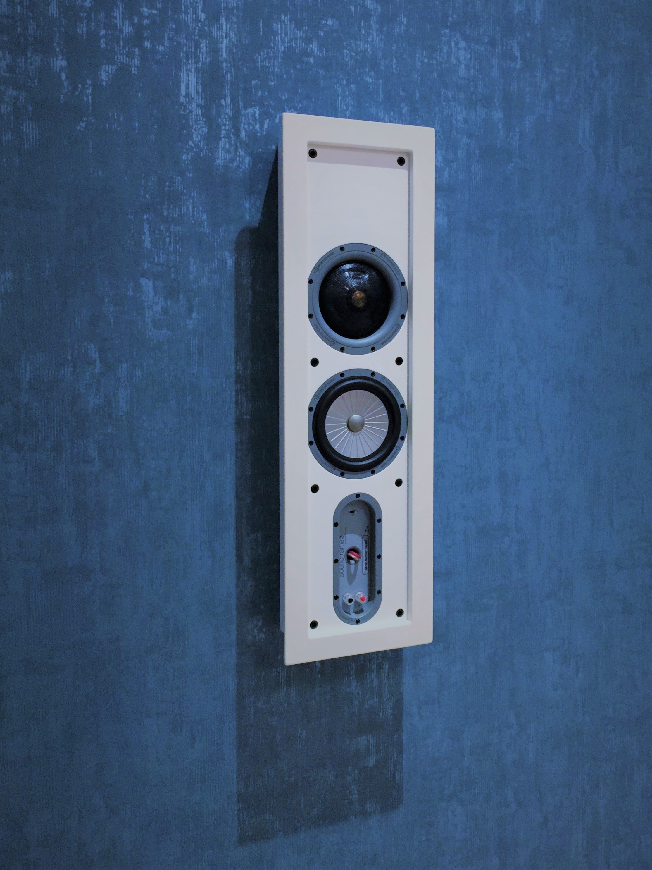  More than just a work of art... The Monitor Audio SoundFrame is the perfect fit for any room where hi-fi sound quality must blend seamlessly into the room design. It incorporates 3 way full-range sound featuring a 4" mid-range/1" tweeter module and 